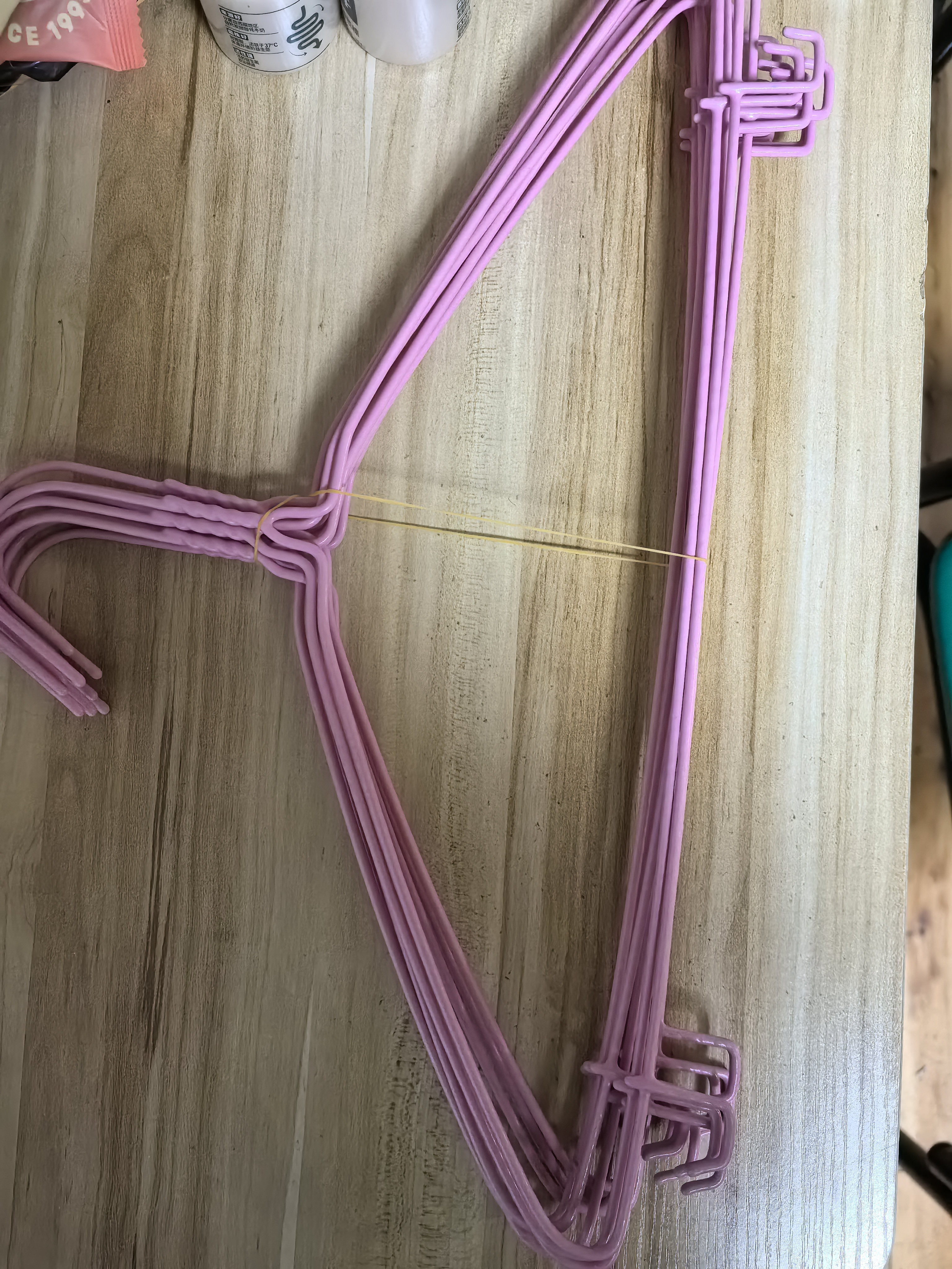 京东快递浸塑衣架防滑无痕加粗 防风耐用阳台家用衣柜收纳衣架 平肩带钩粉色 10支 实拍图
