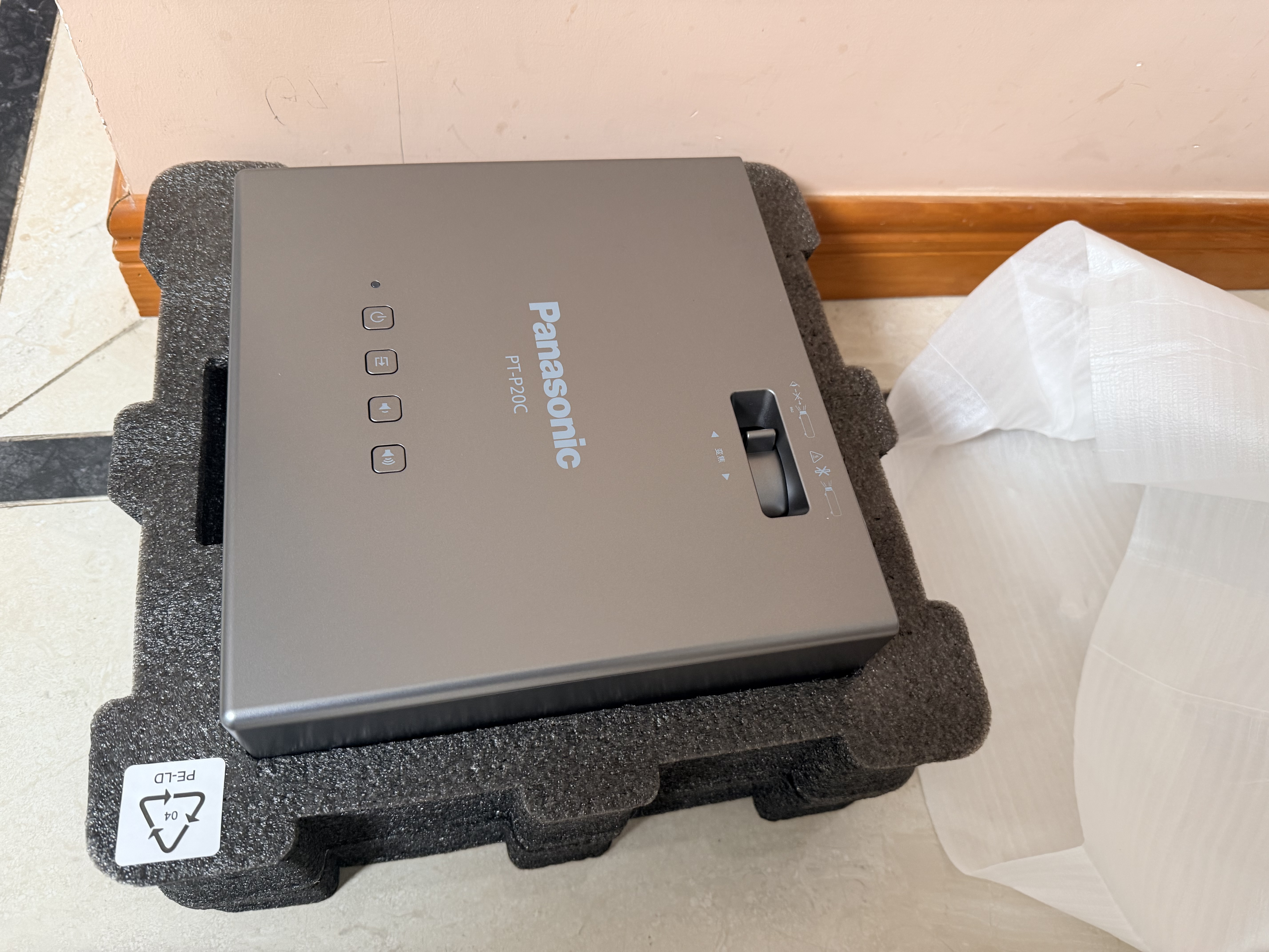 松下（Panasonic）PT-P20C激光投影仪 白天家用卧室客厅投影机 智能家庭影院4K解码大屏电视 电脑手机无线投屏 实拍图