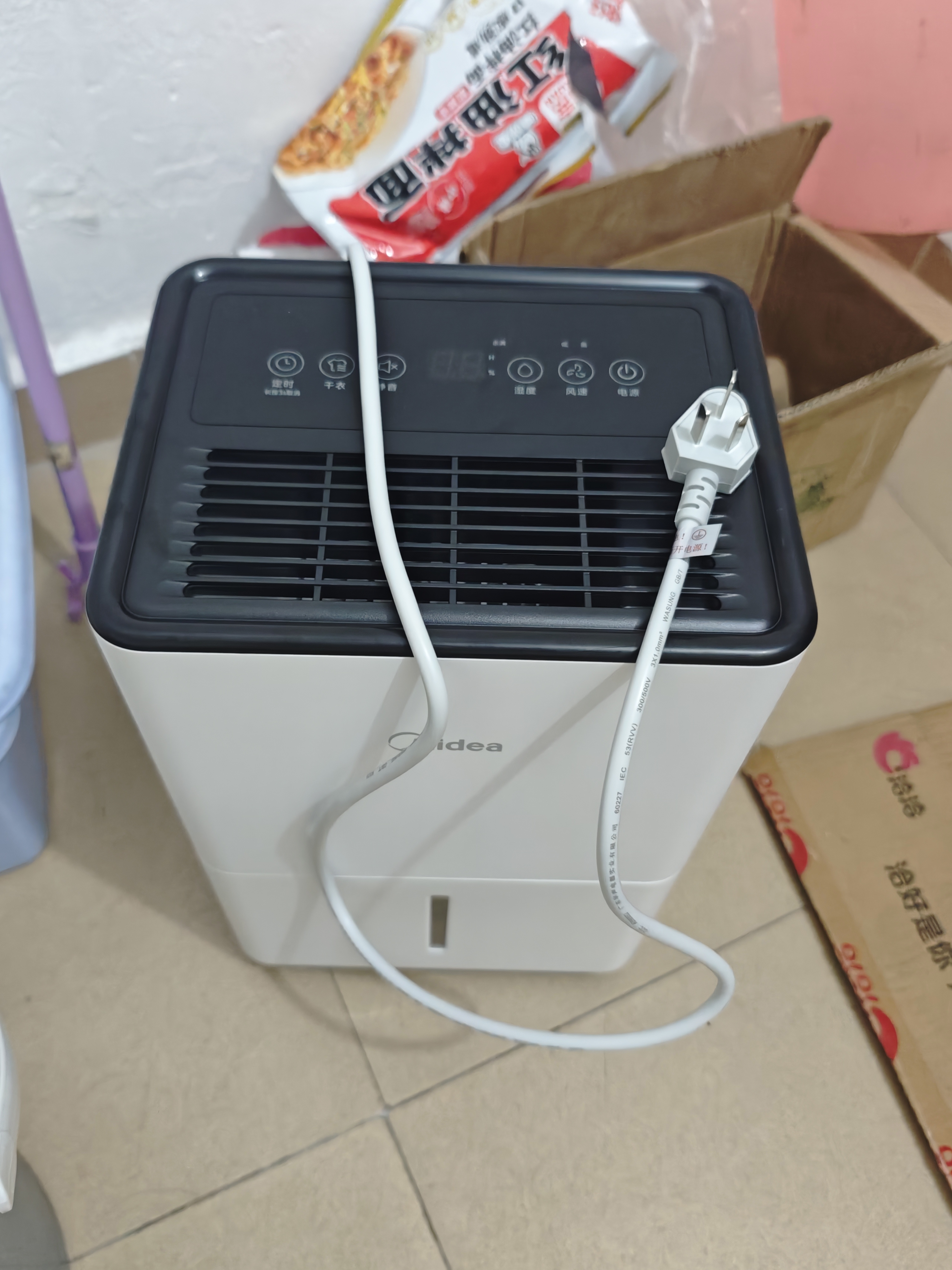 美的（Midea）除湿机/抽湿机12升/天 自营家用20㎡轻音小型回南天客厅卧室内防潮专用干衣吸湿器CF12BD/N7-DO 实拍图