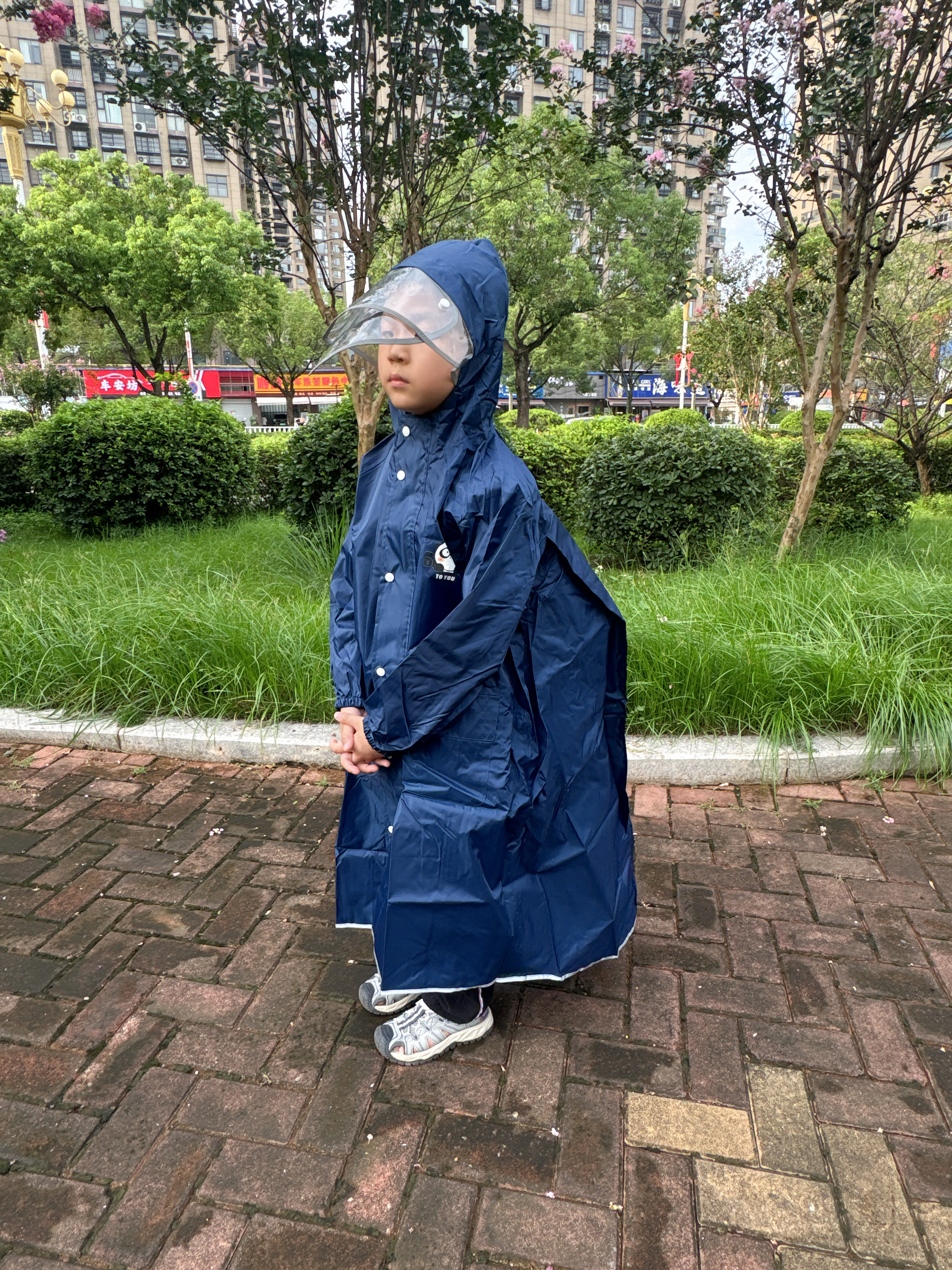 牧萌儿童雨衣男童女童隐藏书包位学生上学防雨必备时尚简约款雨披 实拍图