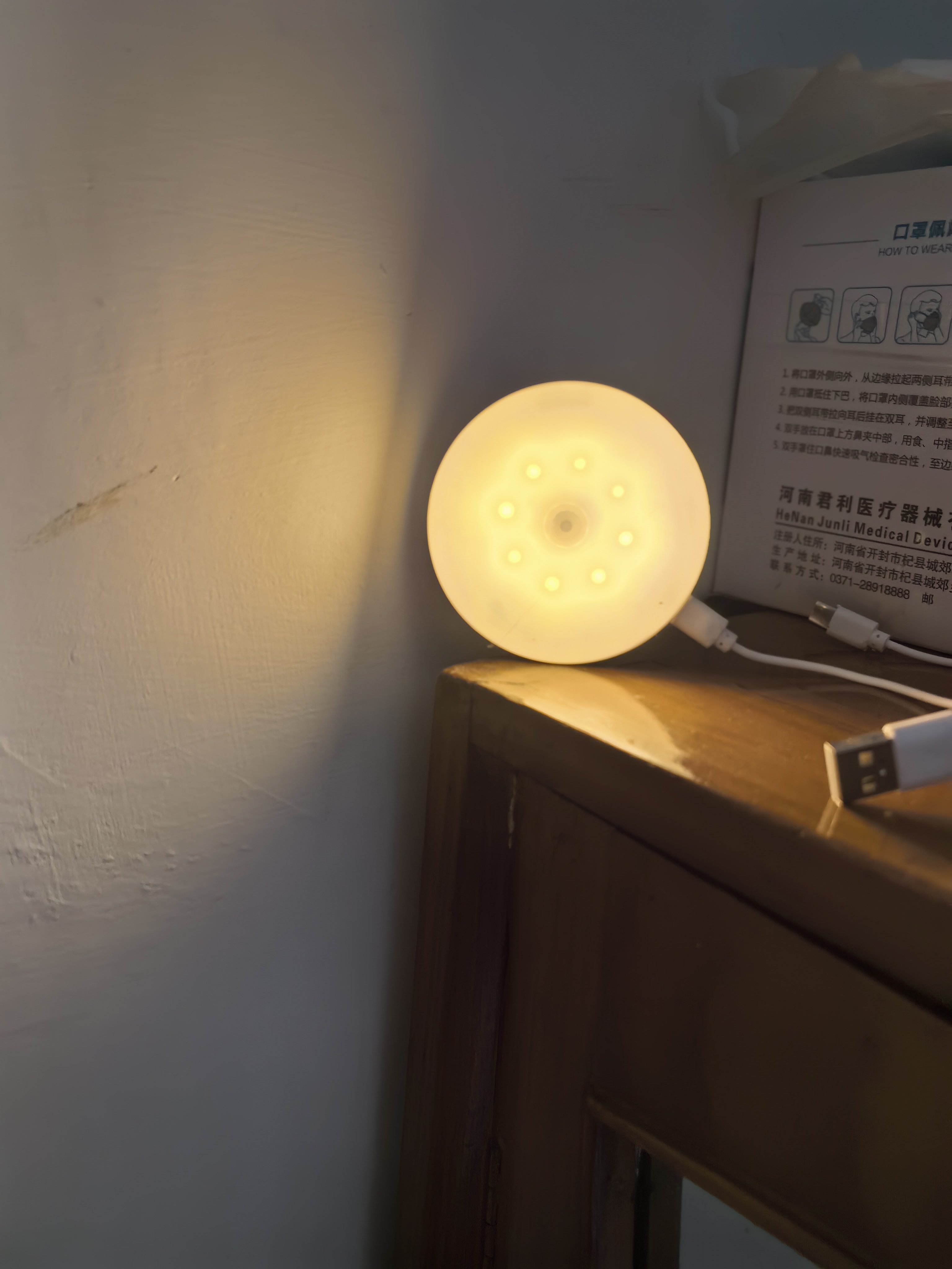 人体智能自动感应小夜灯衣柜卧室宿舍床头灯氛围充电起夜磁吸壁灯 暖光-400毫安充电感应小夜灯（2个装） 小夜灯 实拍图