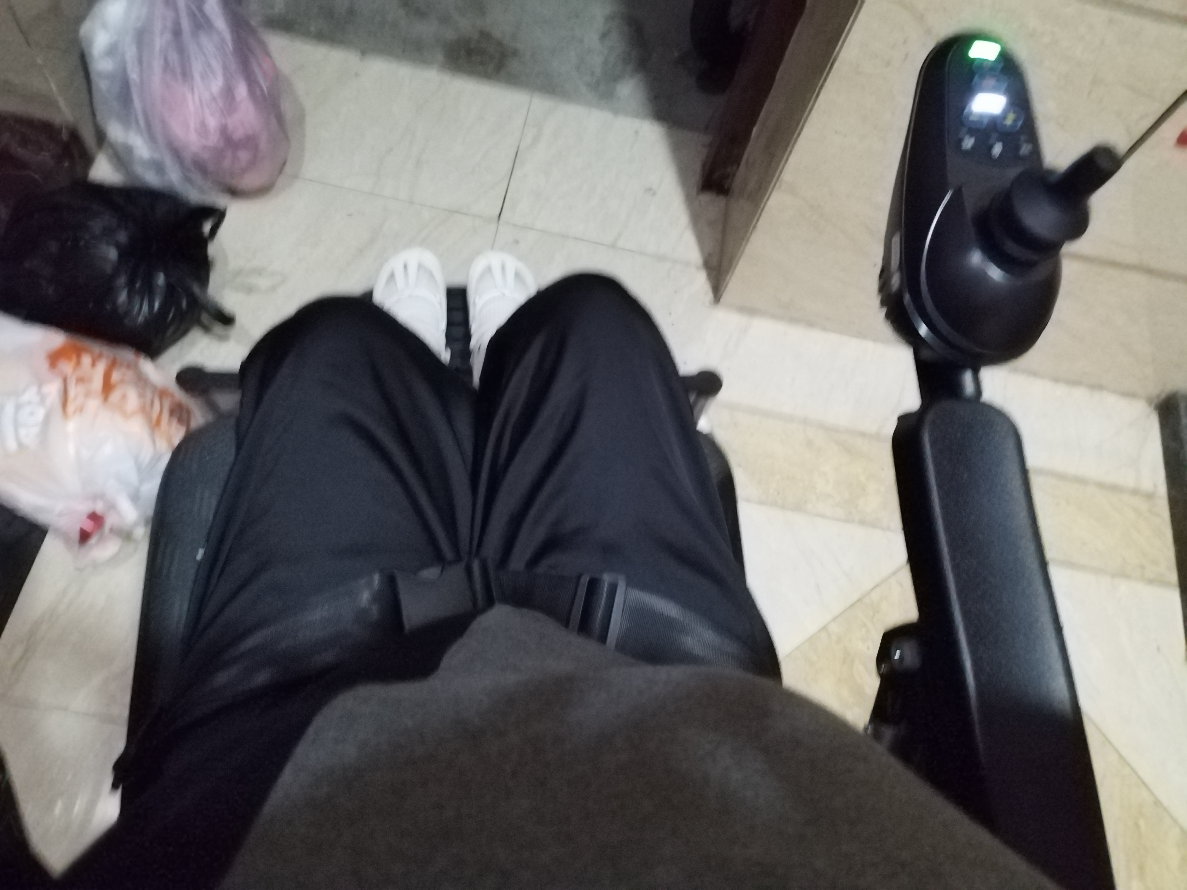 护卫神电动轮椅630老人专用全自动轻便可折叠旅行双人出行代步车W73001 【2】升级款/12安锂电池/尾灯系统/电助推 搭载“专利防翻系统” 实拍图