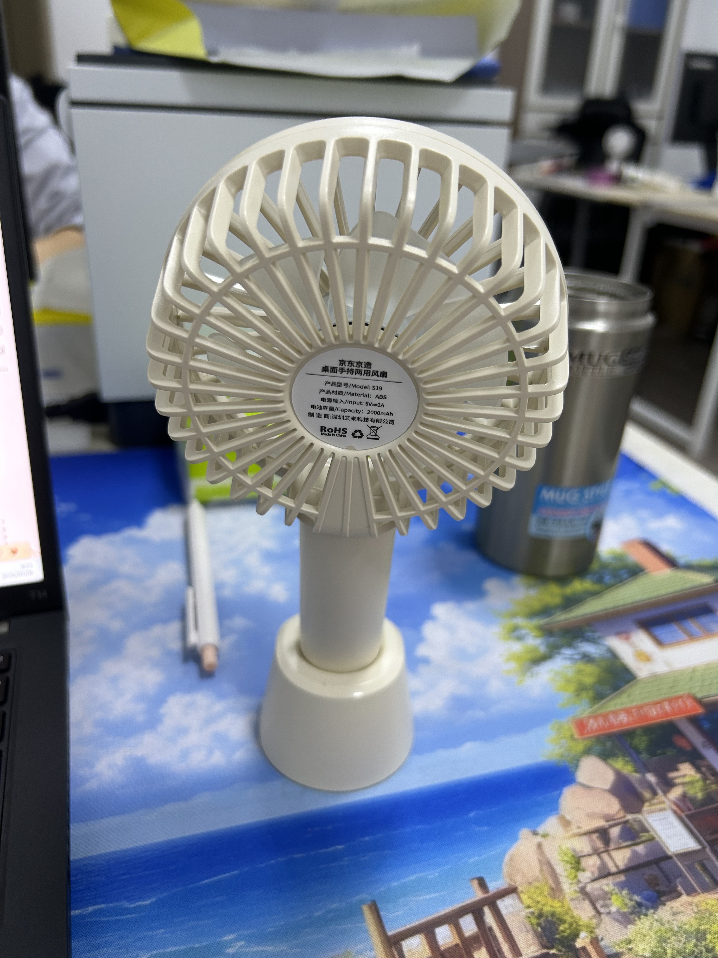 京东京造手持桌面两用便携式手持小风扇usb充电静音大风力电风扇随身小型户外露营迷你桌面电风扇玄米白 实拍图