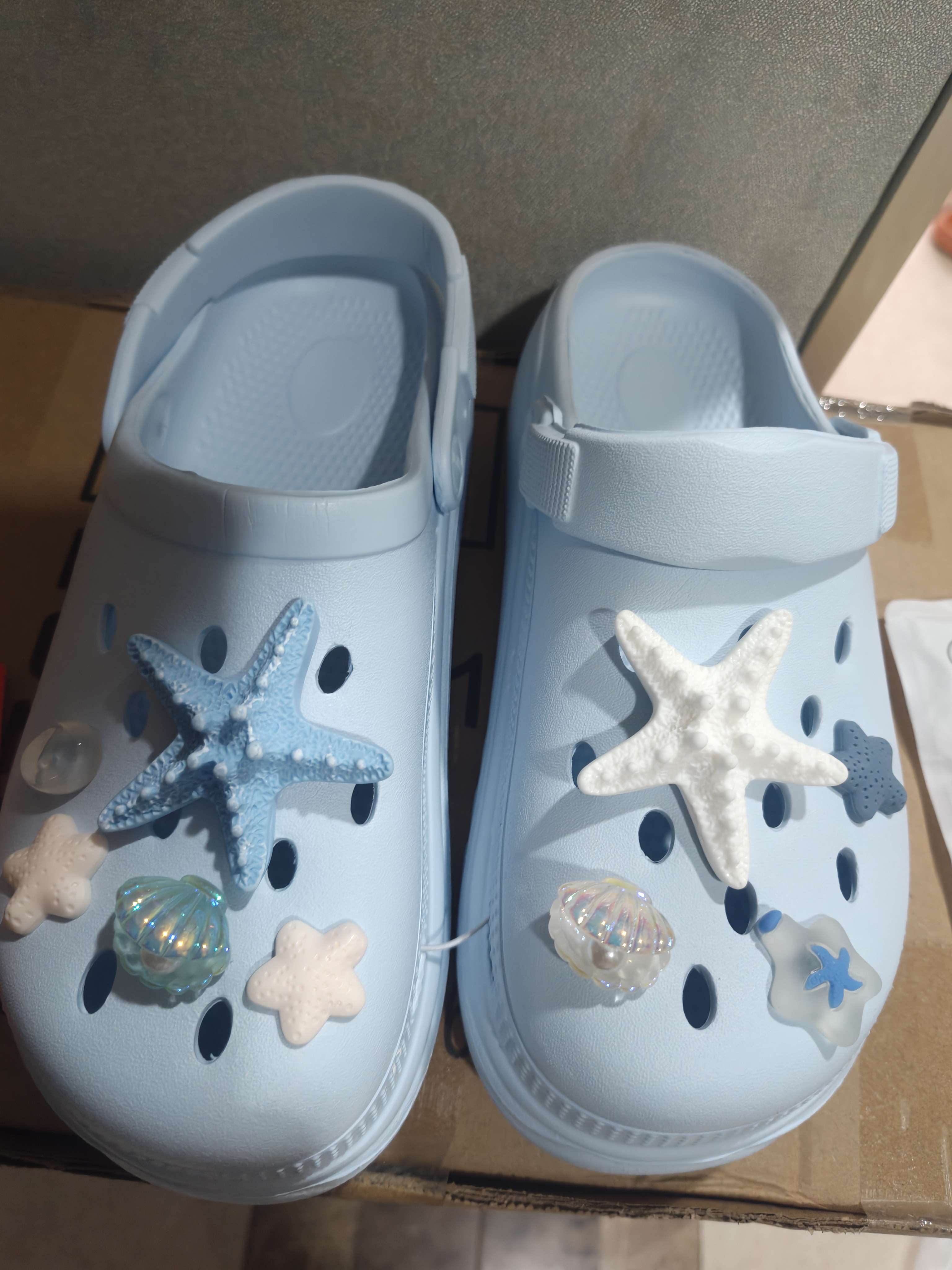名创优品（MINISO）洞洞鞋女款夏季户外穿eva防滑防臭可DIY沙滩鞋增高凉拖鞋女士 天空蓝+海星 40-41 实拍图