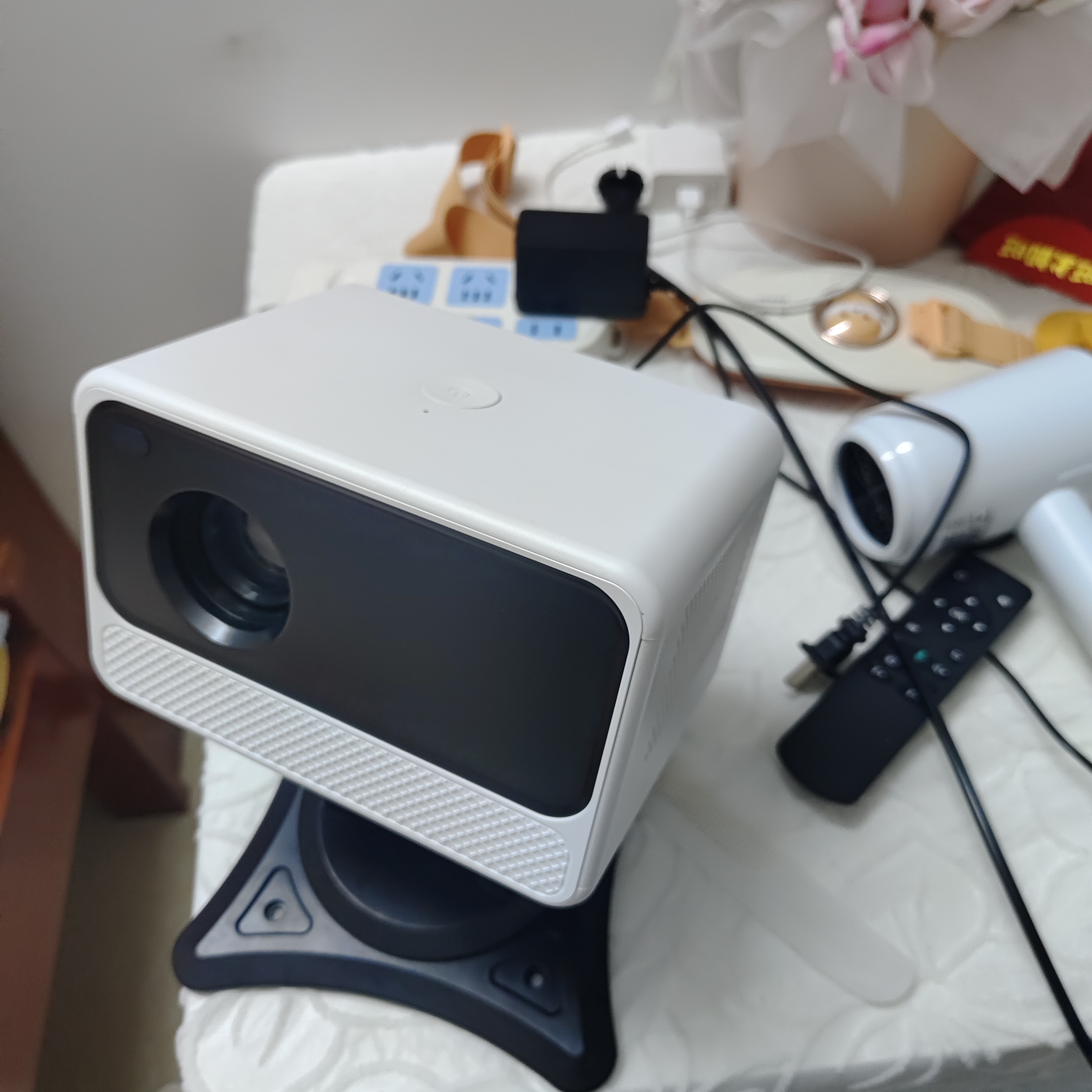 志高投影仪家用家庭影院4k超高清投影机白天办公卧室便携加幕布一体投影电视一体机 【亮度升级】电动对焦+白墙直投+手机投屏+智能语音 实拍图