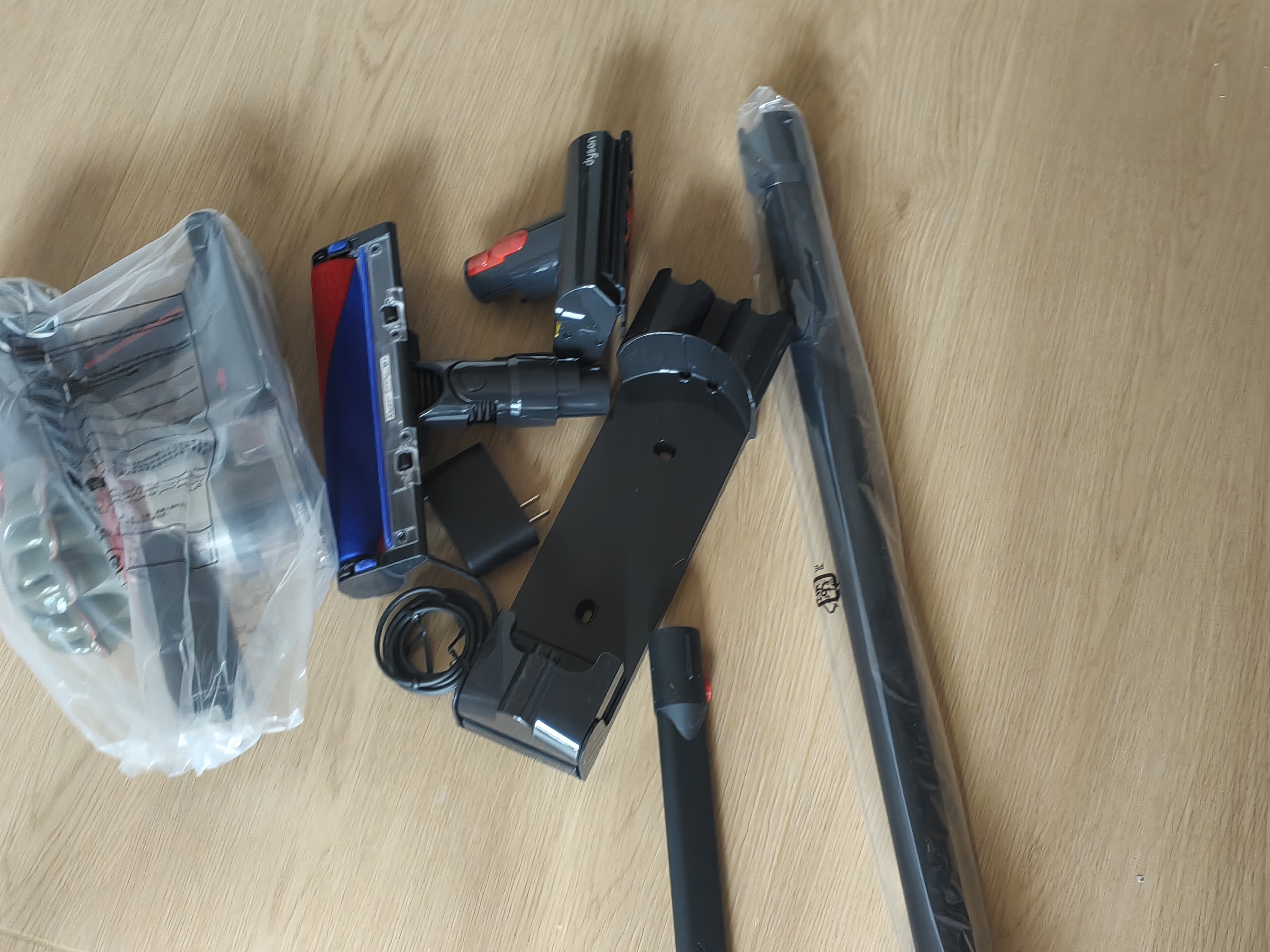 戴森（DYSON）V8 Cyclone无绳吸尘器 手持无线 除螨 宠物 家庭适用 礼物推荐 旗舰版 实拍图