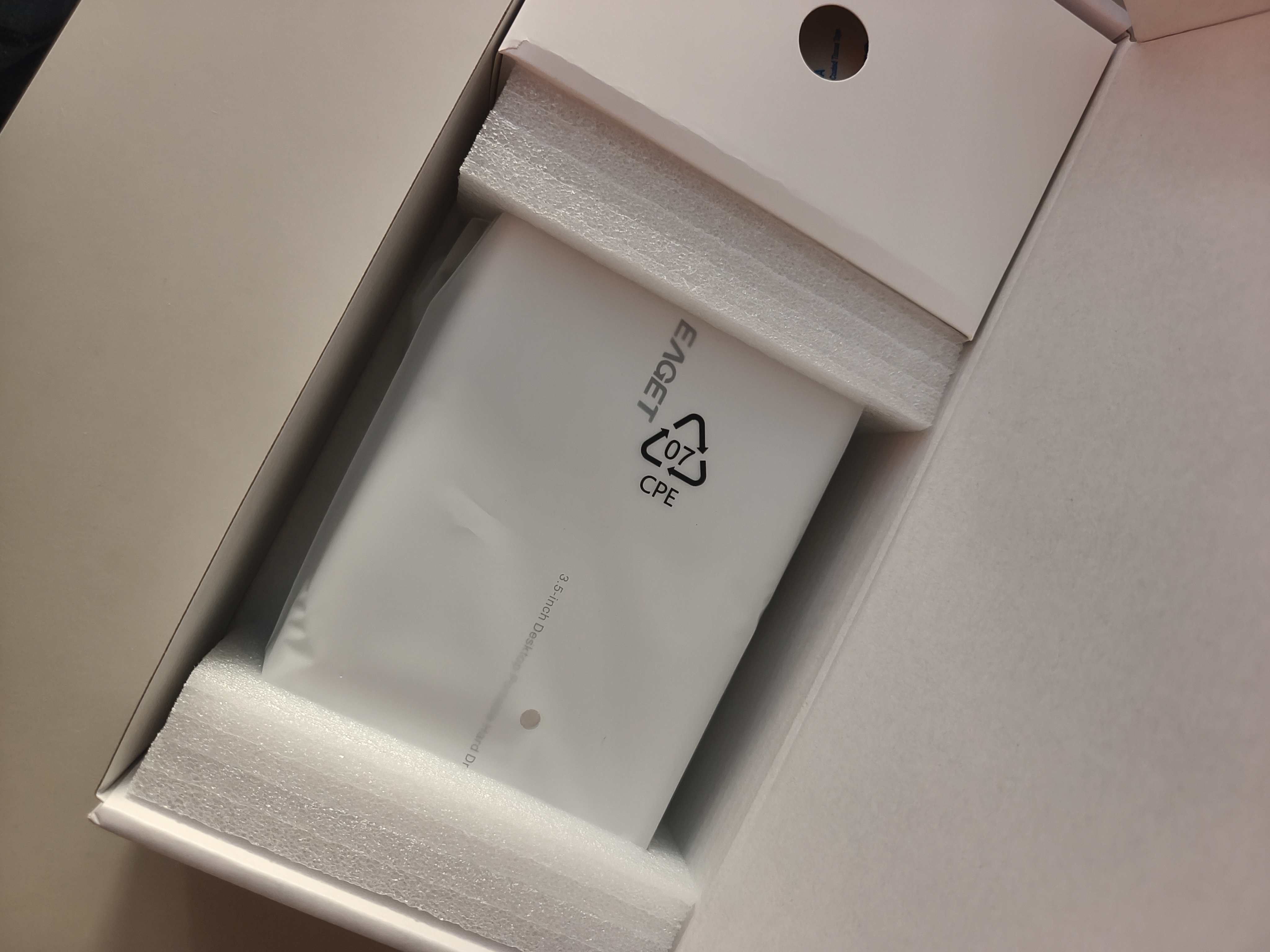 忆捷（EAGET）4TB 移动硬盘桌面式存储Type-C3.2高速大容量存储 3.5英寸 实拍图