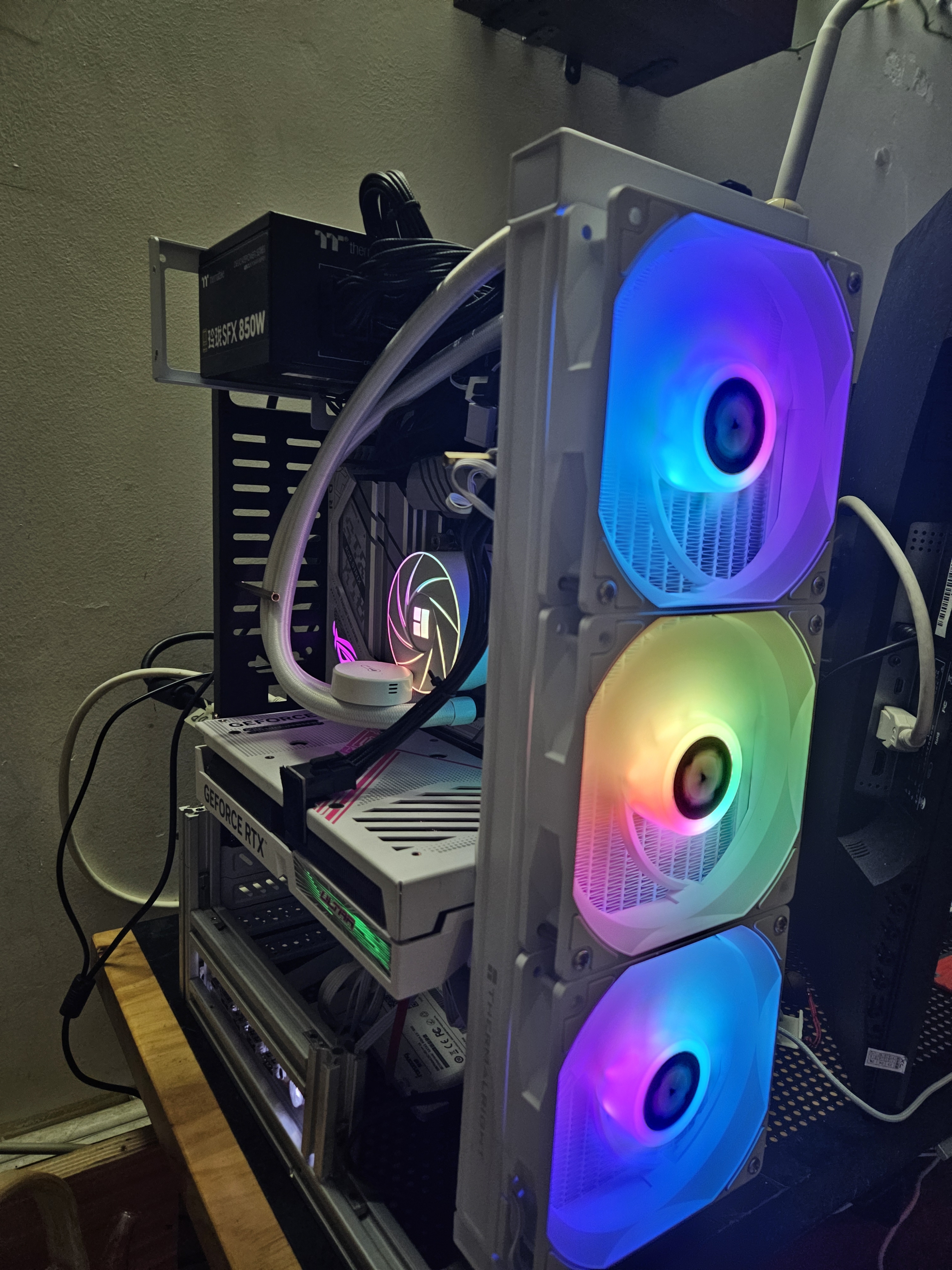 利民（thermalright）Aqua Elite 360 WHITE ARGB 一体式水冷散热器日蚀幻彩光效 ARGB冷头 AE360 WHITE ARGB 实拍图