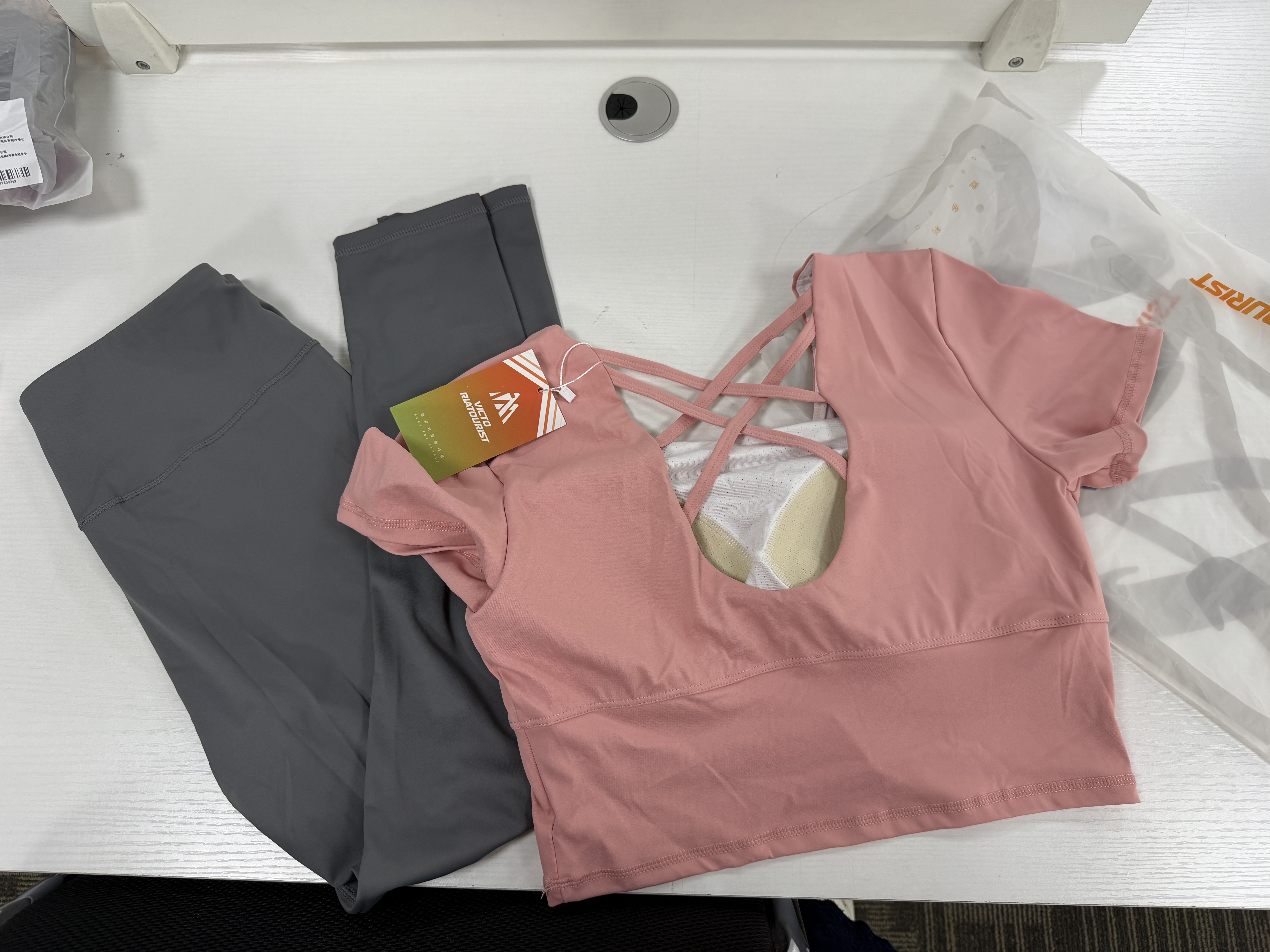 VICTORIATOURIST瑜伽服女运动套装夏季防晒跑步普拉提健身服美背含胸垫两件套 实拍图