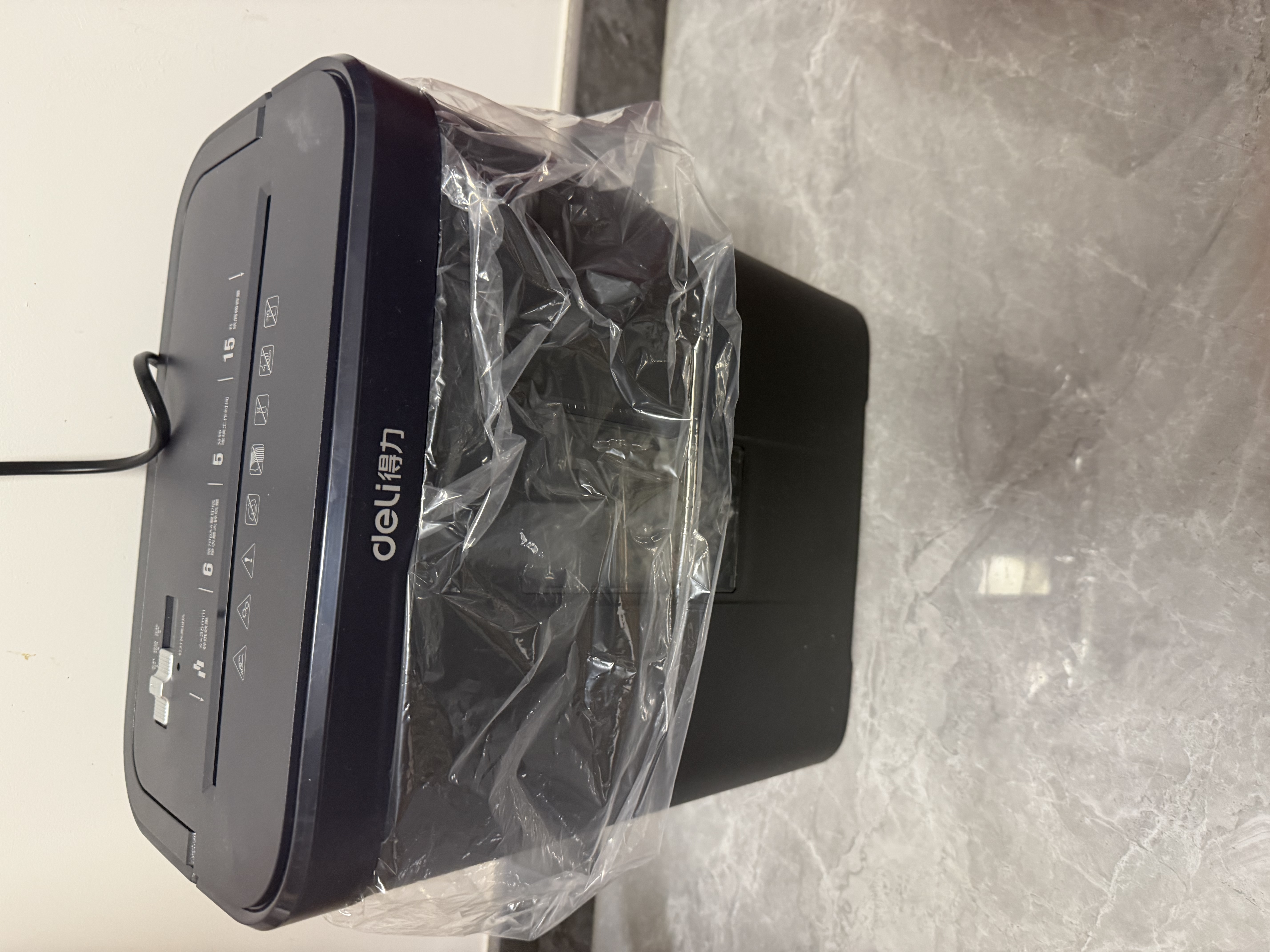 得力碎纸机4级保密单次6张5分钟连碎小型家用办公文件粉碎机15L容量 带钉碎纸33088 实拍图