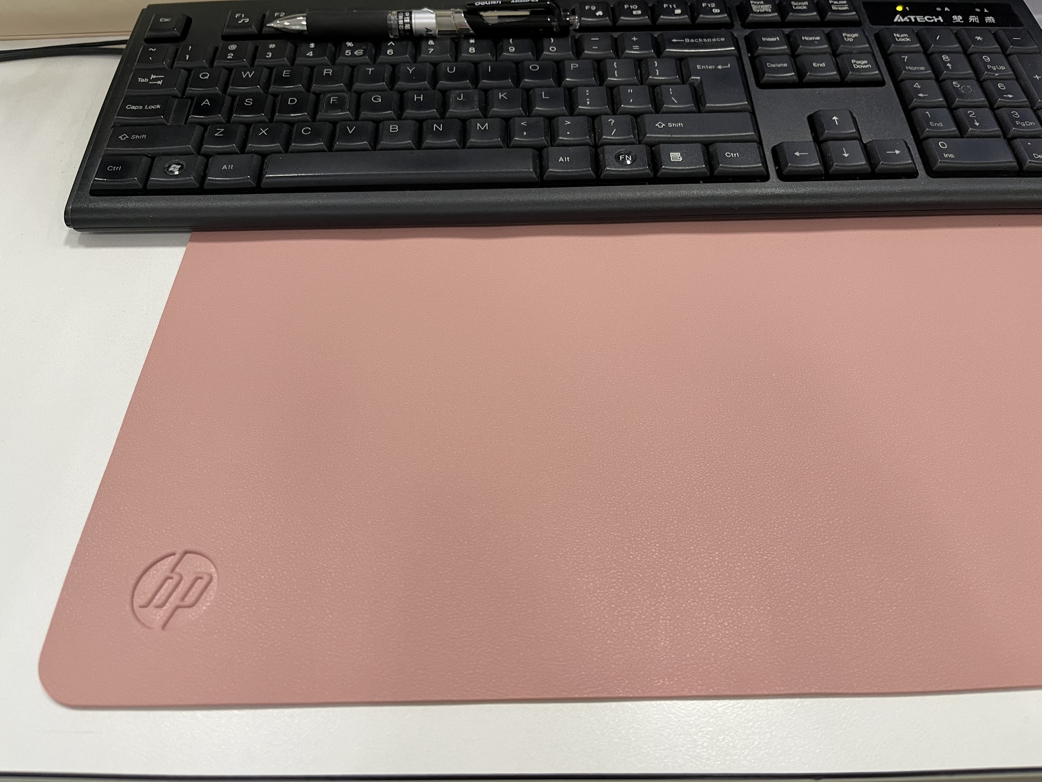 惠普（HP）MP231鼠标垫 PU皮革防水办公电竞游戏办公电脑桌垫 奶茶色中号 实拍图