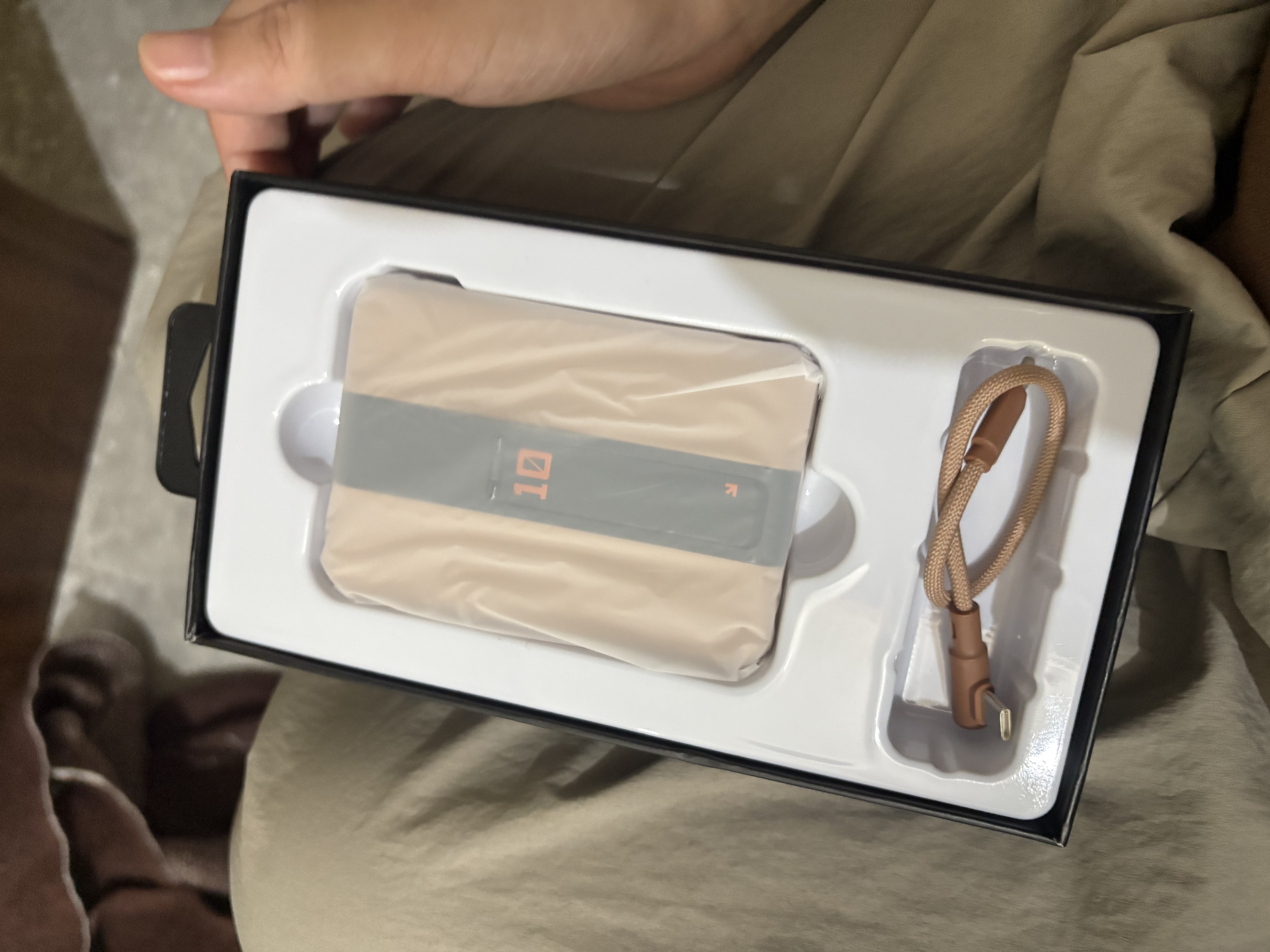 台电（TECLAST）磁吸充电宝【3C认证】10000毫安时自带线20W快充轻薄三合一可上飞机移动电源适用于苹果安卓奶杏黄 实拍图
