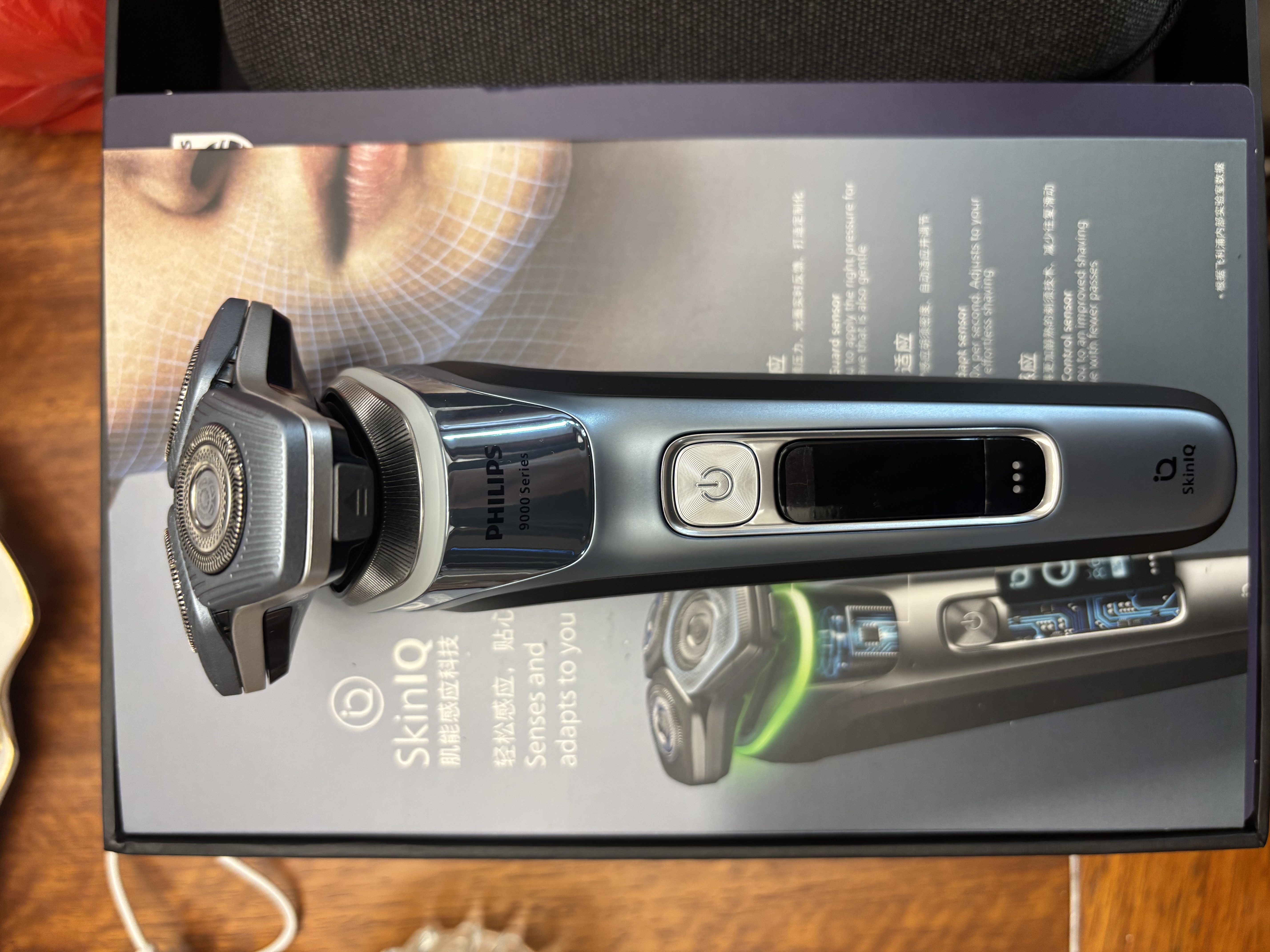 飞利浦【中秋礼品】自营电动剃须刀旋护9系Pro+经典版 革新水凝微膜科技 无线清洁中心 生日送男生父亲 实拍图