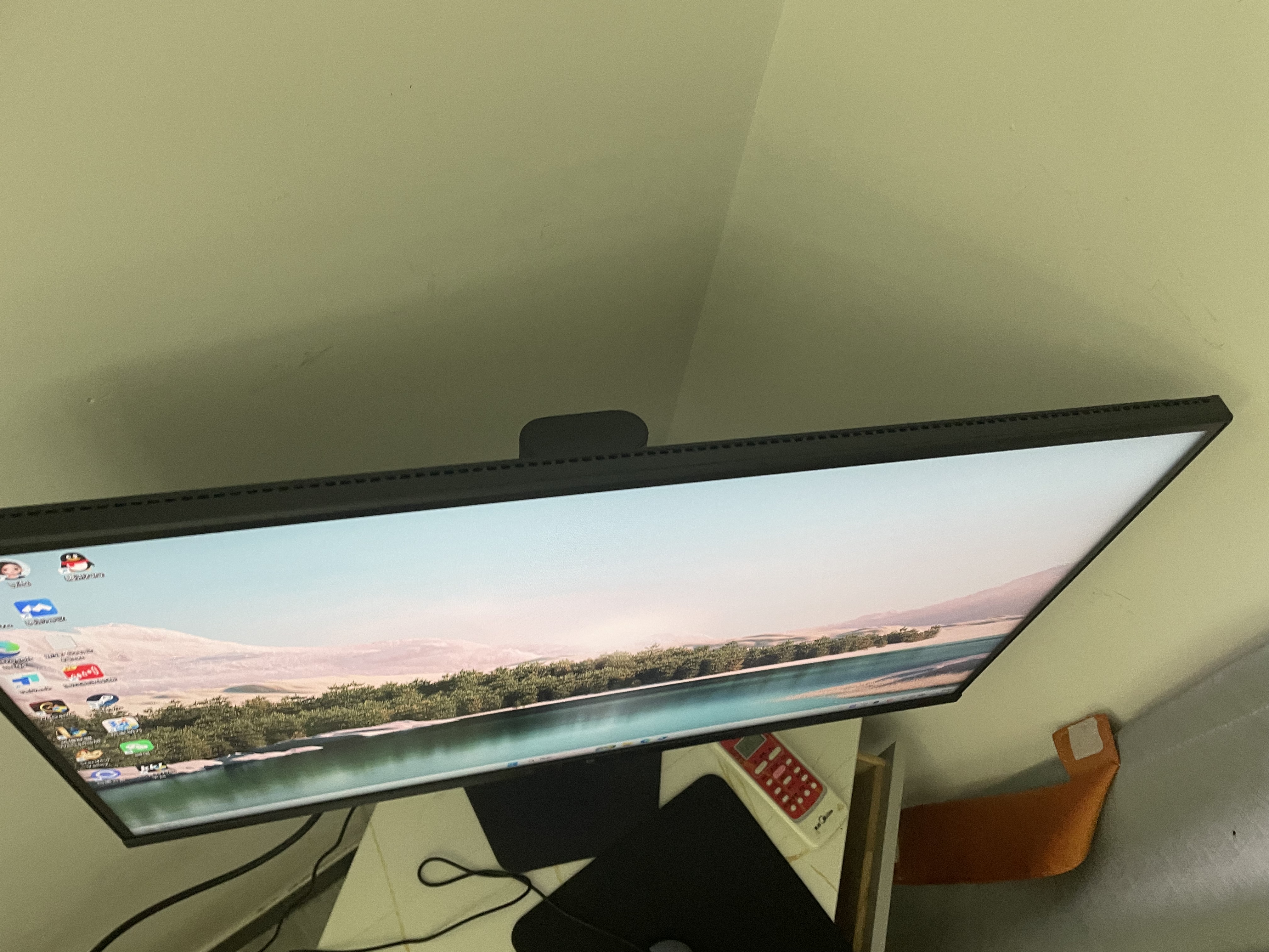 泰坦军团27英寸2K 245Hz双侧入光DyDs0.5ms HDR500硬件低蓝光 耳机挂钩 旋转升降FPS电竞显示器KG277R PLUS 实拍图