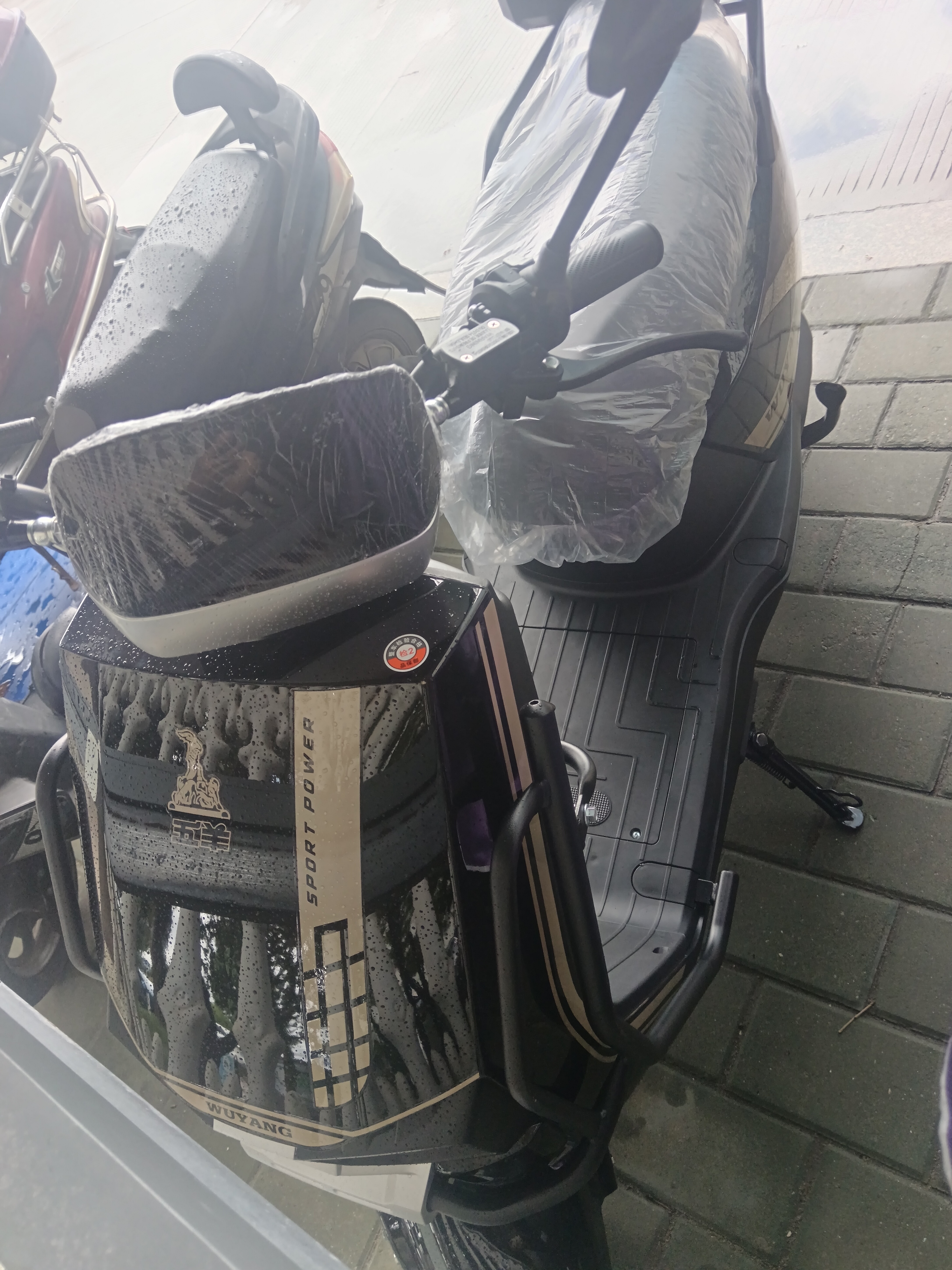 五羊【官方正品】电动摩托车2000W高速大功率电动车男女俩轮代步电动摩托车 镜面黑/速度50M/前后双碟/杠箱版 60V22A/全新石墨烯电池/木架发货 实拍图