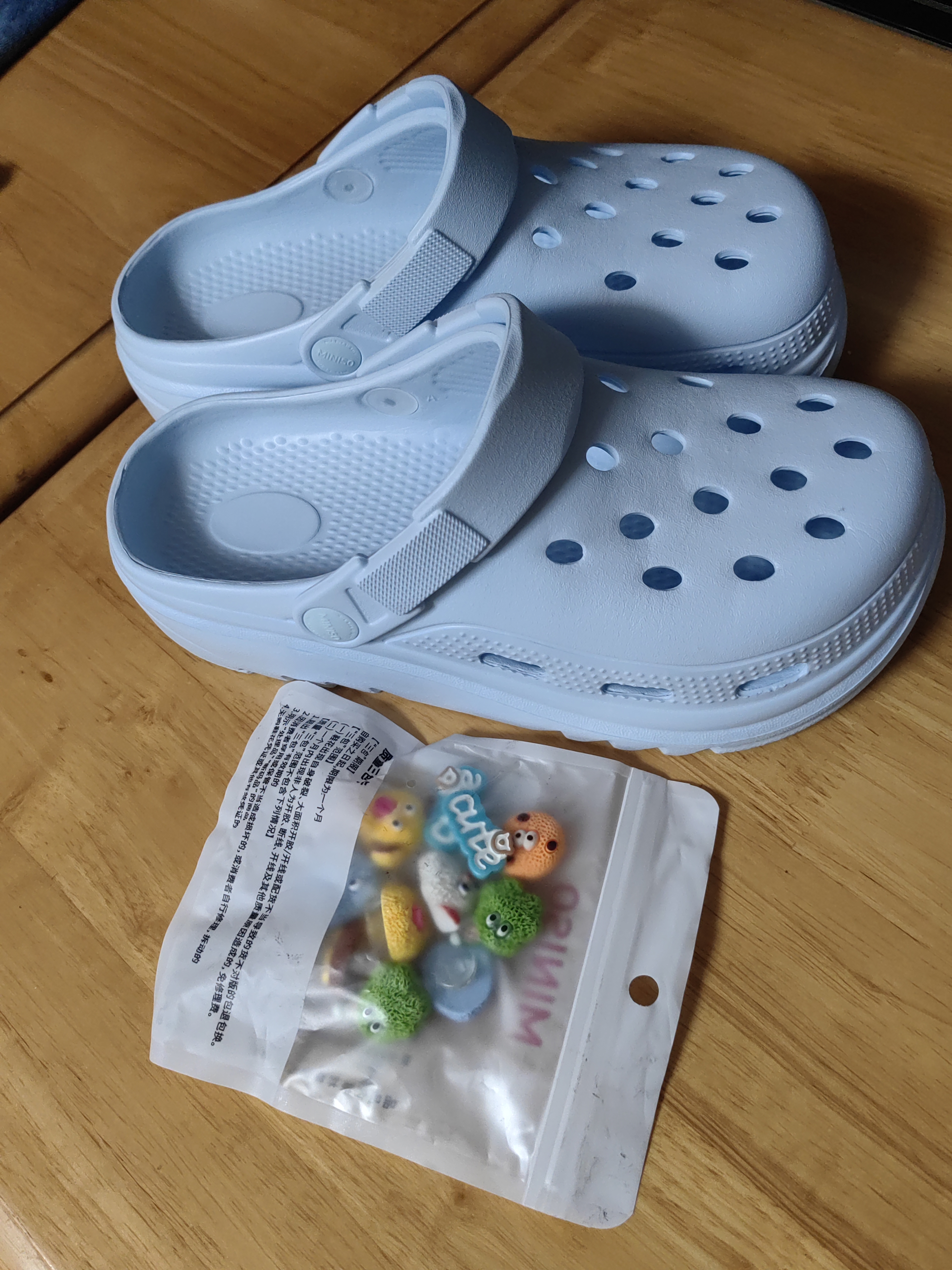 名创优品（MINISO）洞洞鞋女款夏季户外穿eva防滑防臭可DIY沙滩鞋增高凉拖鞋女士 天空蓝+可爱怪兽 36-37 实拍图