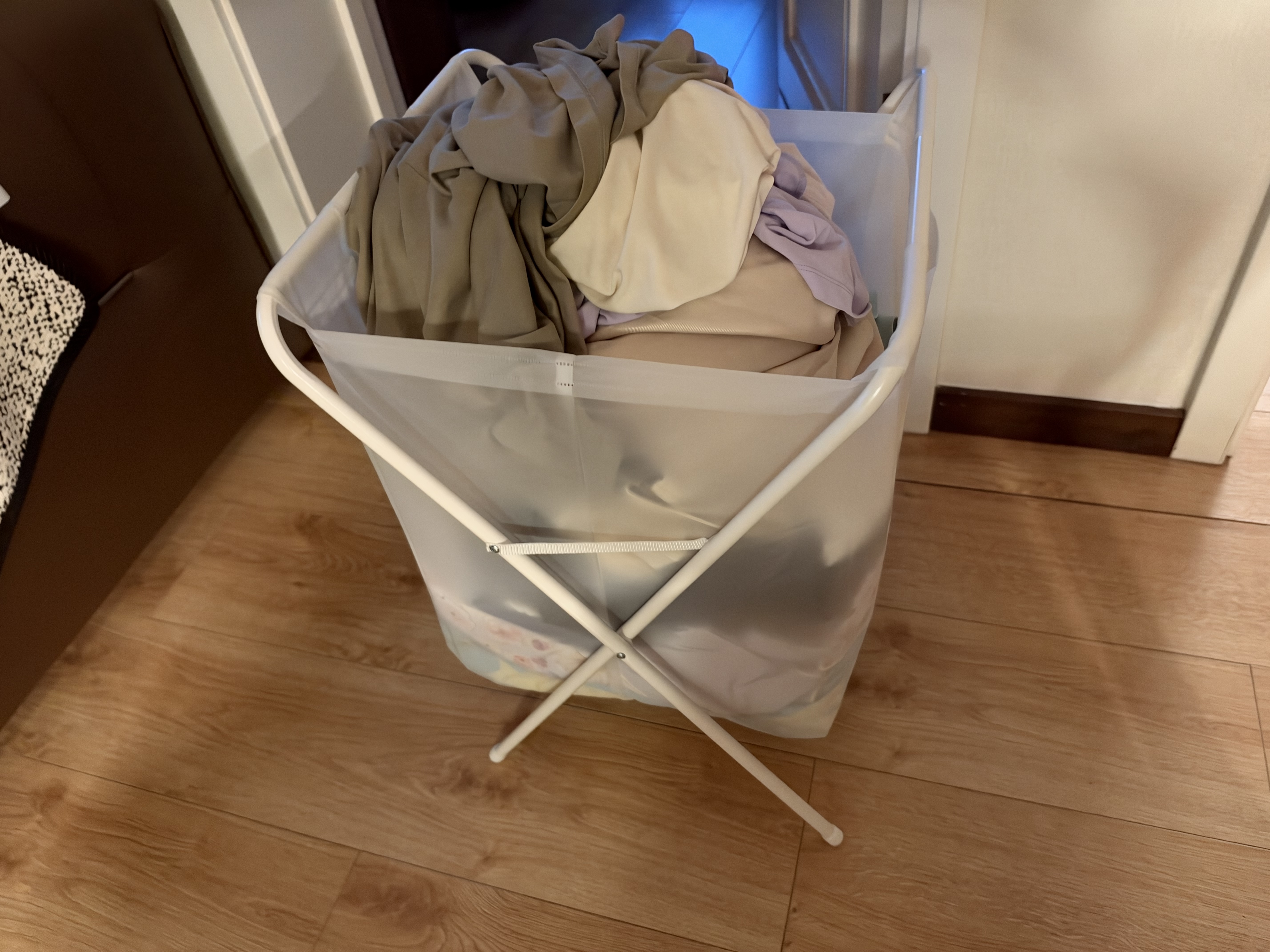 宜家（IKEA）JALL加尔带架洗衣用袋收纳筐洗衣篮可折叠家用储物袋学生宿舍 带架洗衣用袋 50公升 实拍图