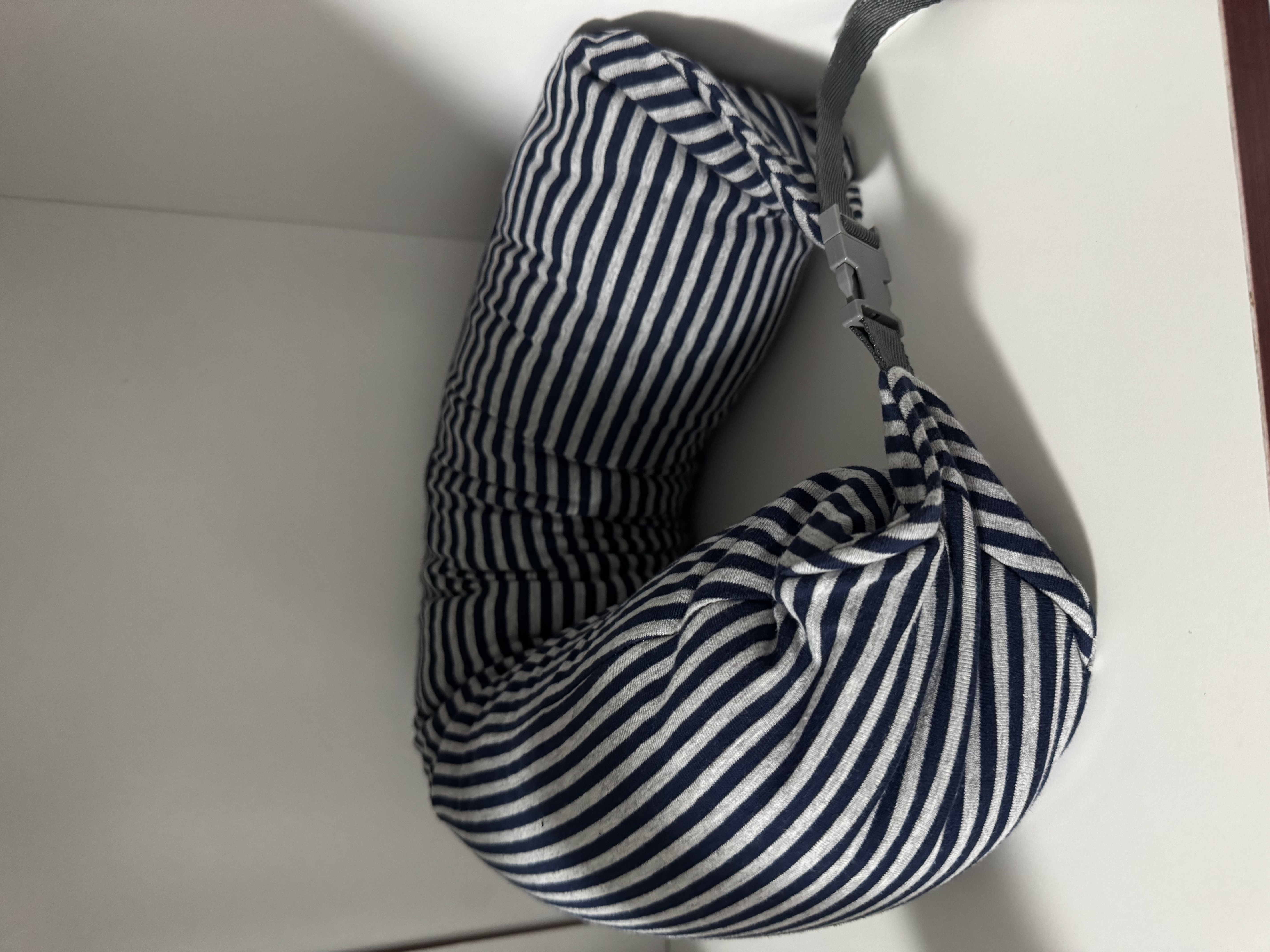 名创优品（MINISO）面包粒子枕U型枕学生午睡枕旅行便携办公室护颈枕生日礼物女 蓝灰 实拍图