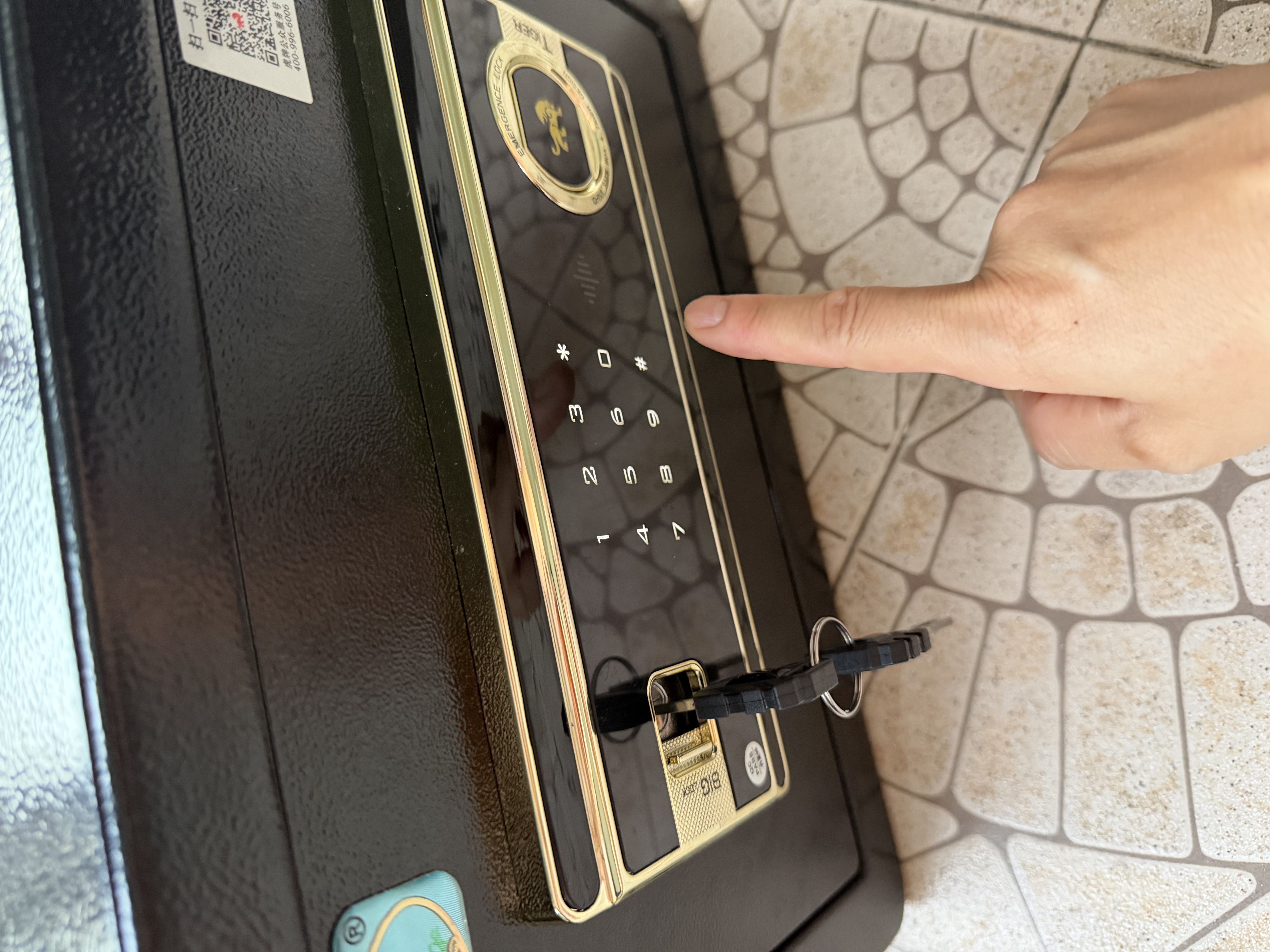 虎牌保险柜家用办公小型电子密码保险箱全钢防盗可嵌入衣柜保密保管柜 博瑞系列 25cm 钢琴黑 实拍图