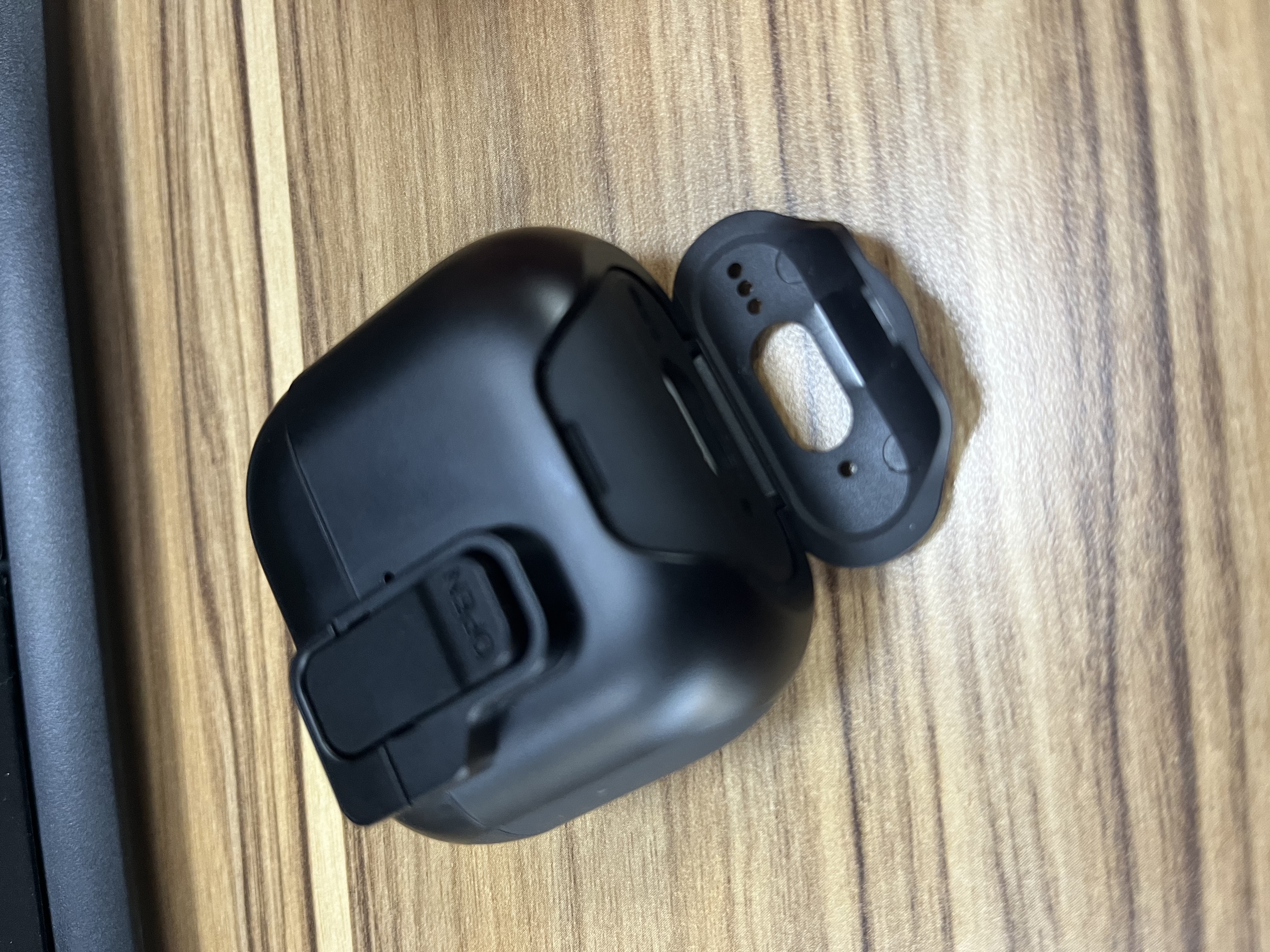 Smorss适用AirPods5/4保护套 苹果五/四代耳机壳降噪版无线蓝牙耳机无线充电防滑防摔升级自动弹盖 黑色 实拍图