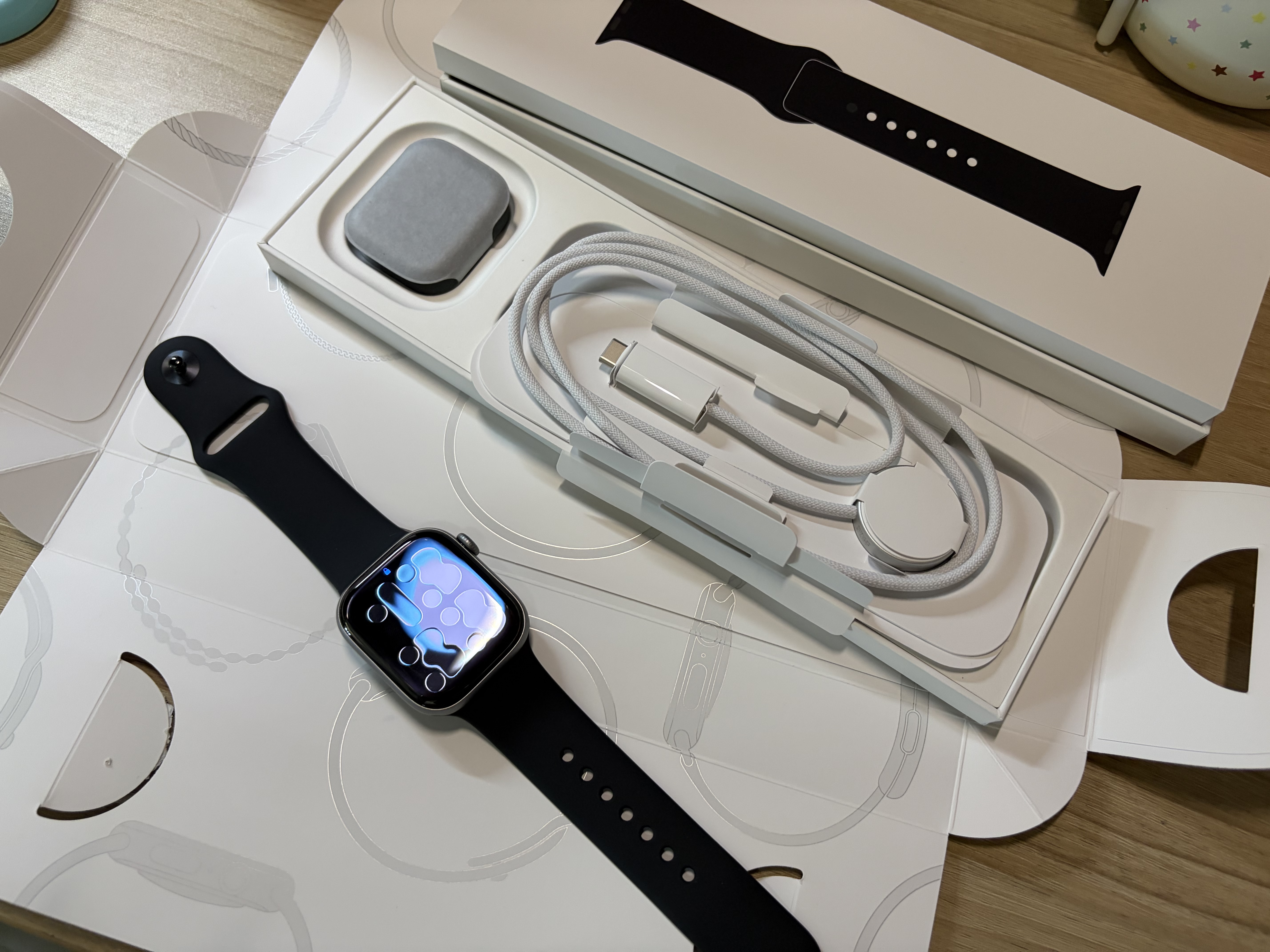 Apple/苹果 Watch S11 智能手表GPS款42毫米深空灰色铝金属表壳黑色运动型表带S/M MEUG4CH/B 实拍图
