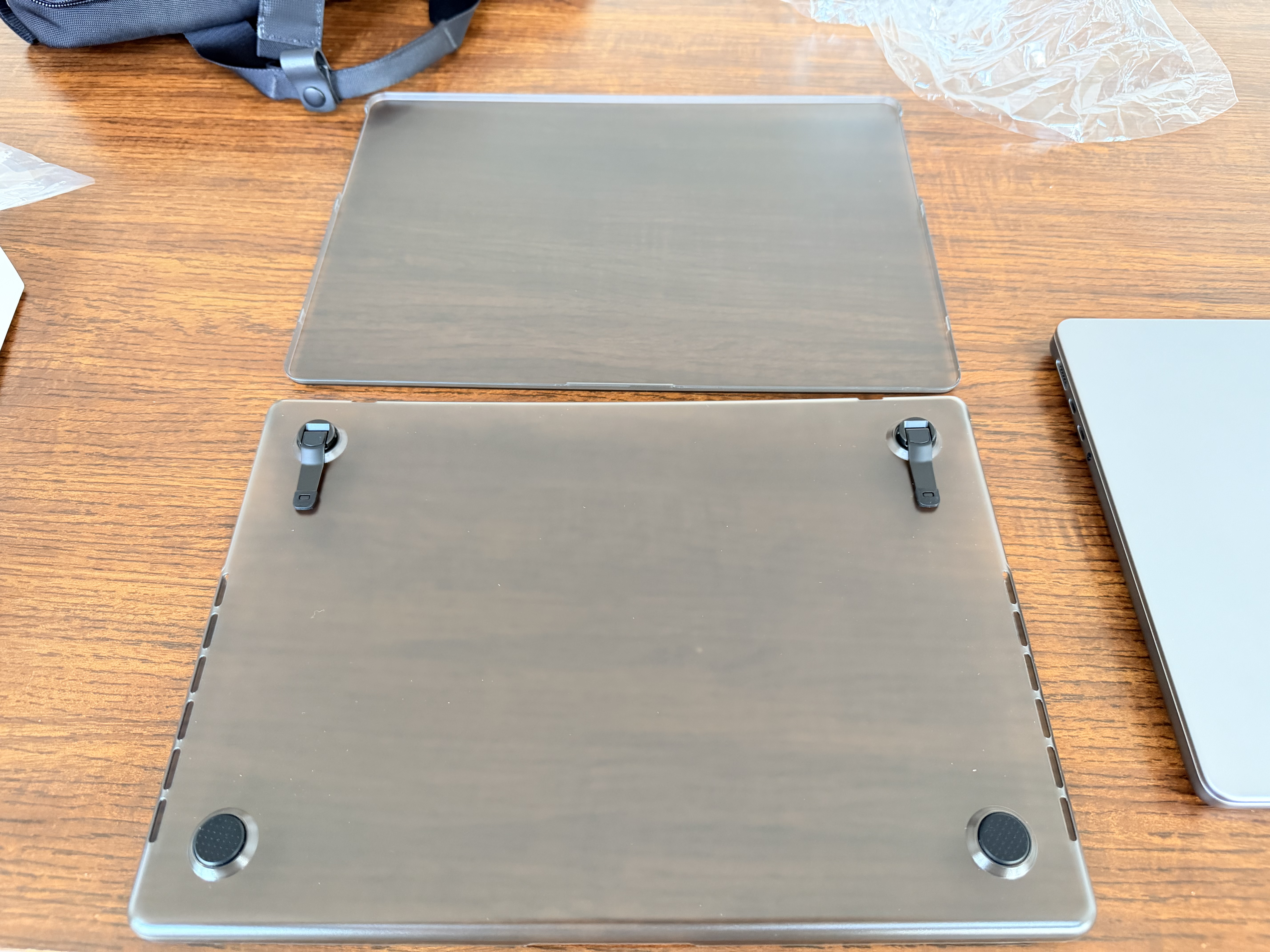 VOKAMO【2026新款M5适用】MacBook Pro14保护壳带支架21到2025年款苹果电脑笔记本M5/4/3/2磨砂外套 透黑 实拍图