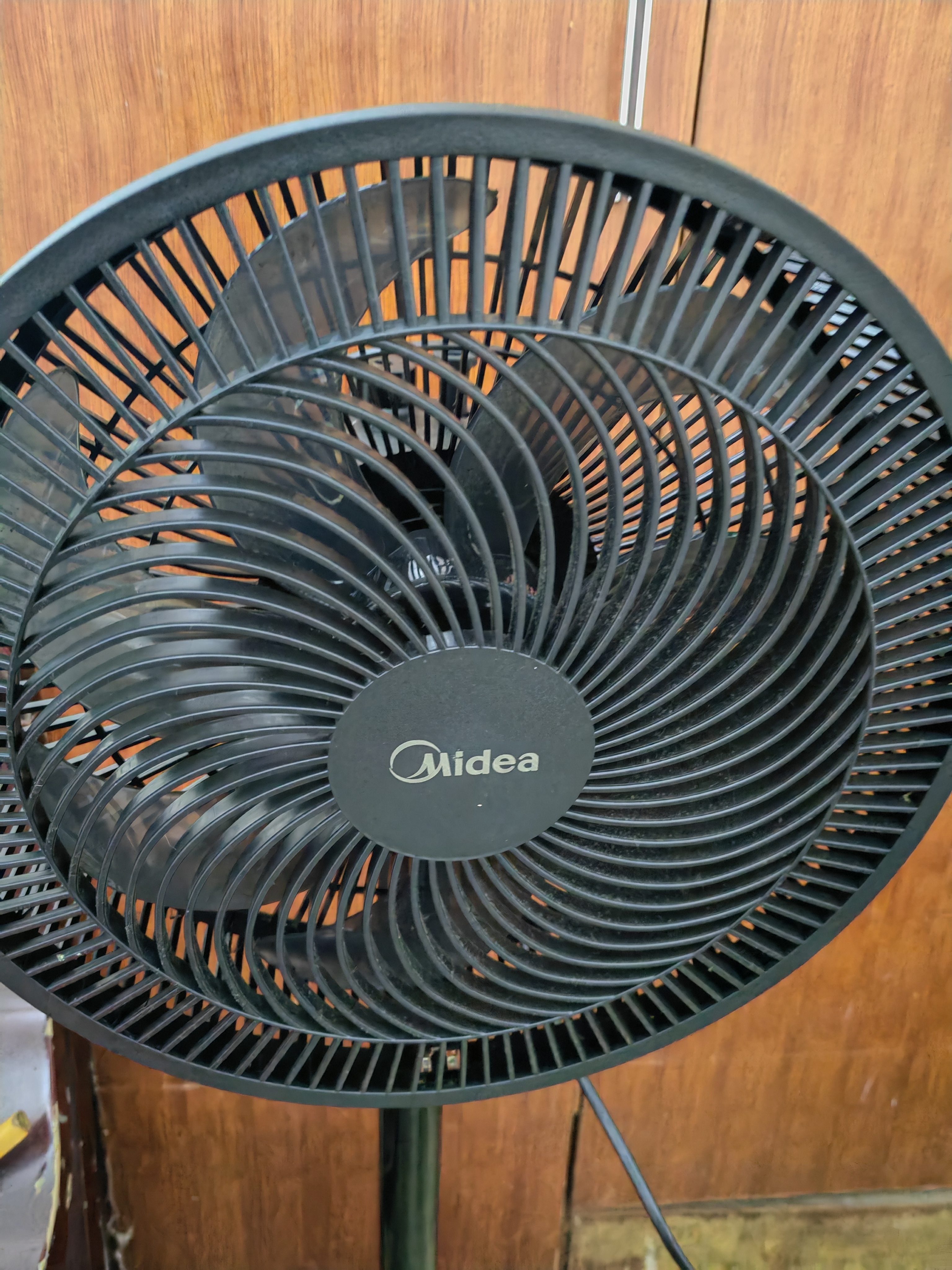 美的（Midea）【超级单品】七叶轻音立式电风扇家用柔风落地扇台式桌面小型风扇大风量节能摇头宿舍电扇 SAF30AB 实拍图