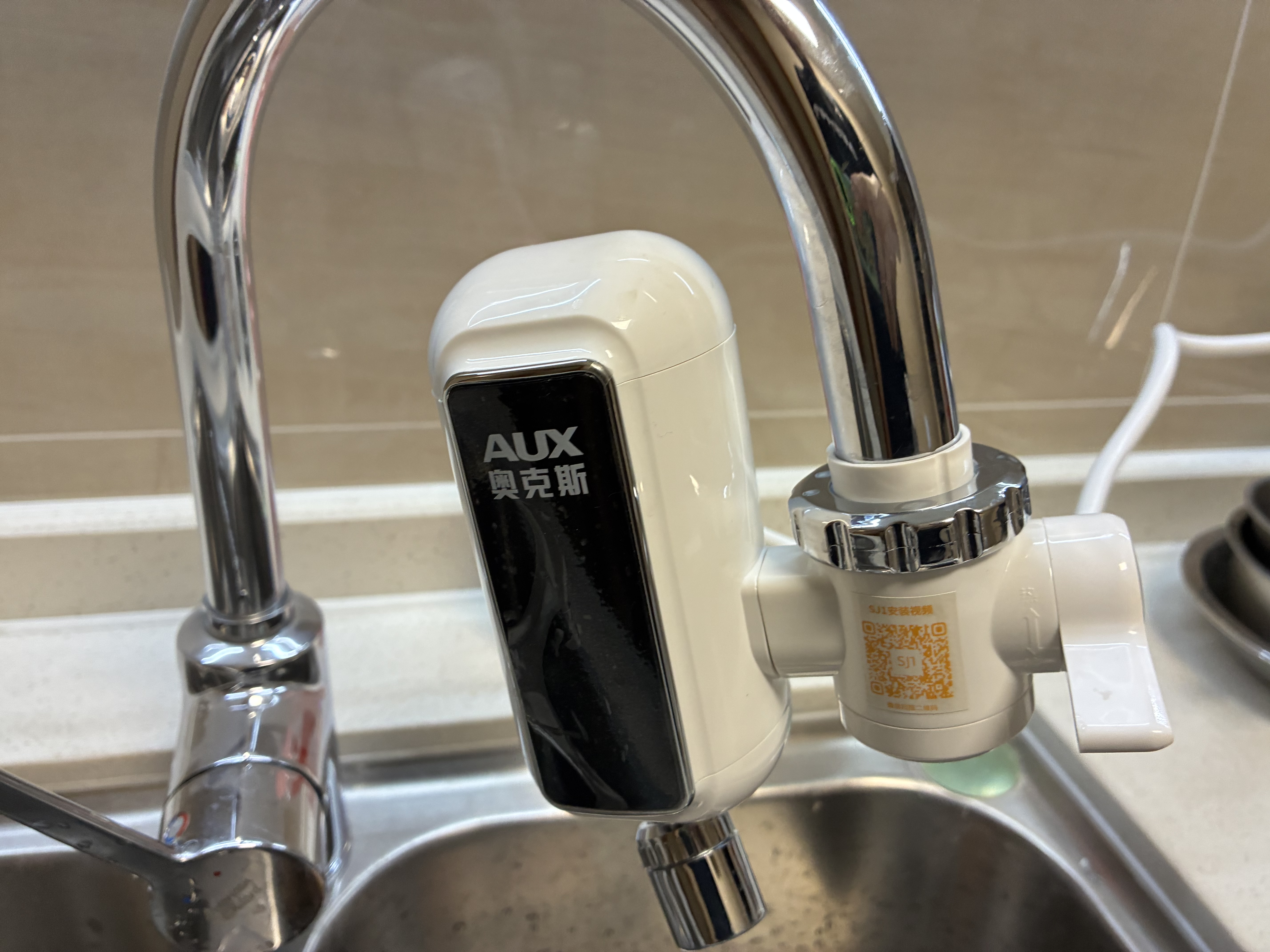 奥克斯（AUX）电热水龙头热水器免安装即热速热接驳款厨卫两用加热水龙头 【免安装】雪山白+漏保+送万向喷头 实拍图