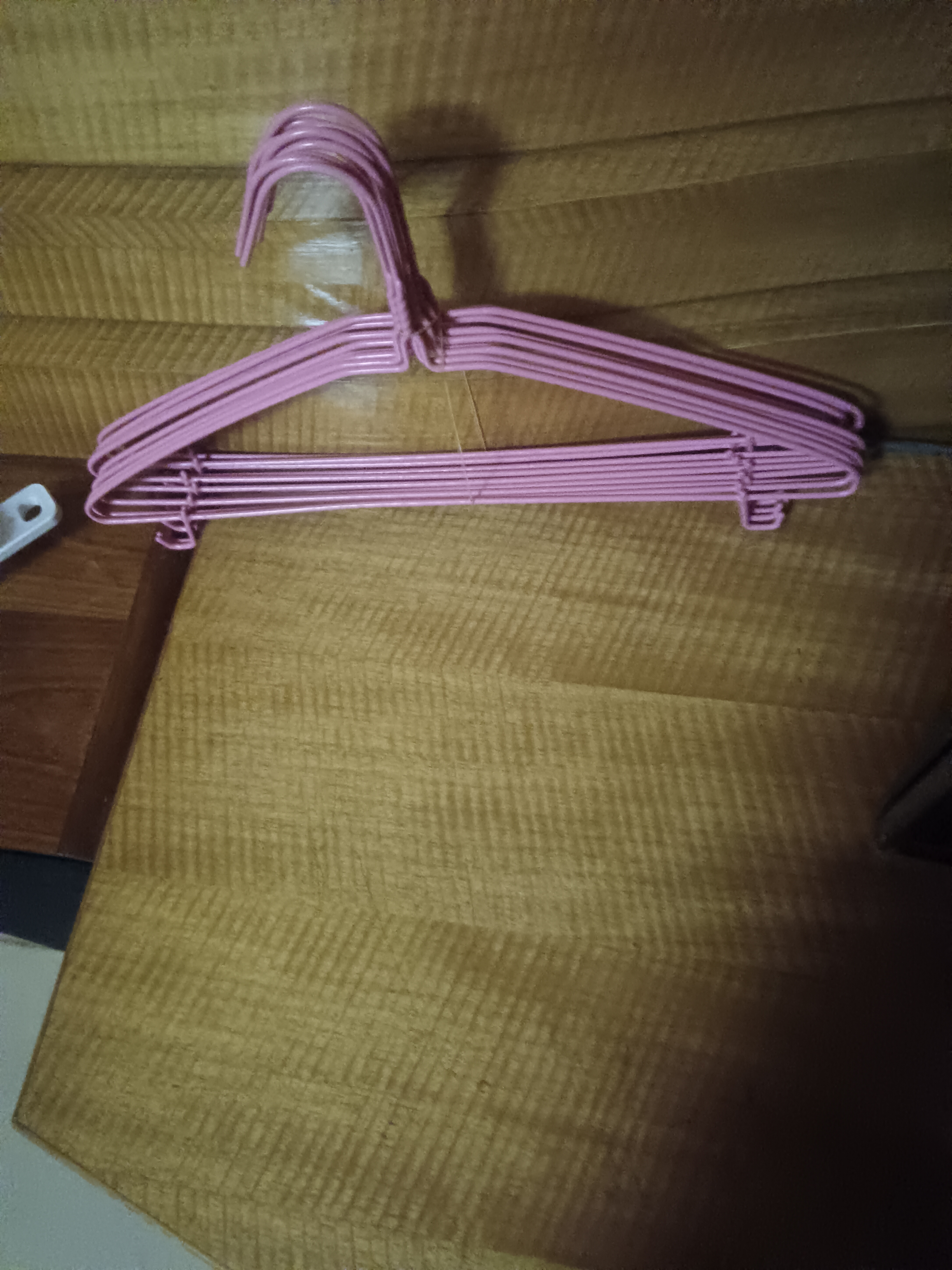 京东快递浸塑衣架防滑无痕加粗 防风耐用阳台家用衣柜收纳衣架 平肩带钩粉色 10支 实拍图