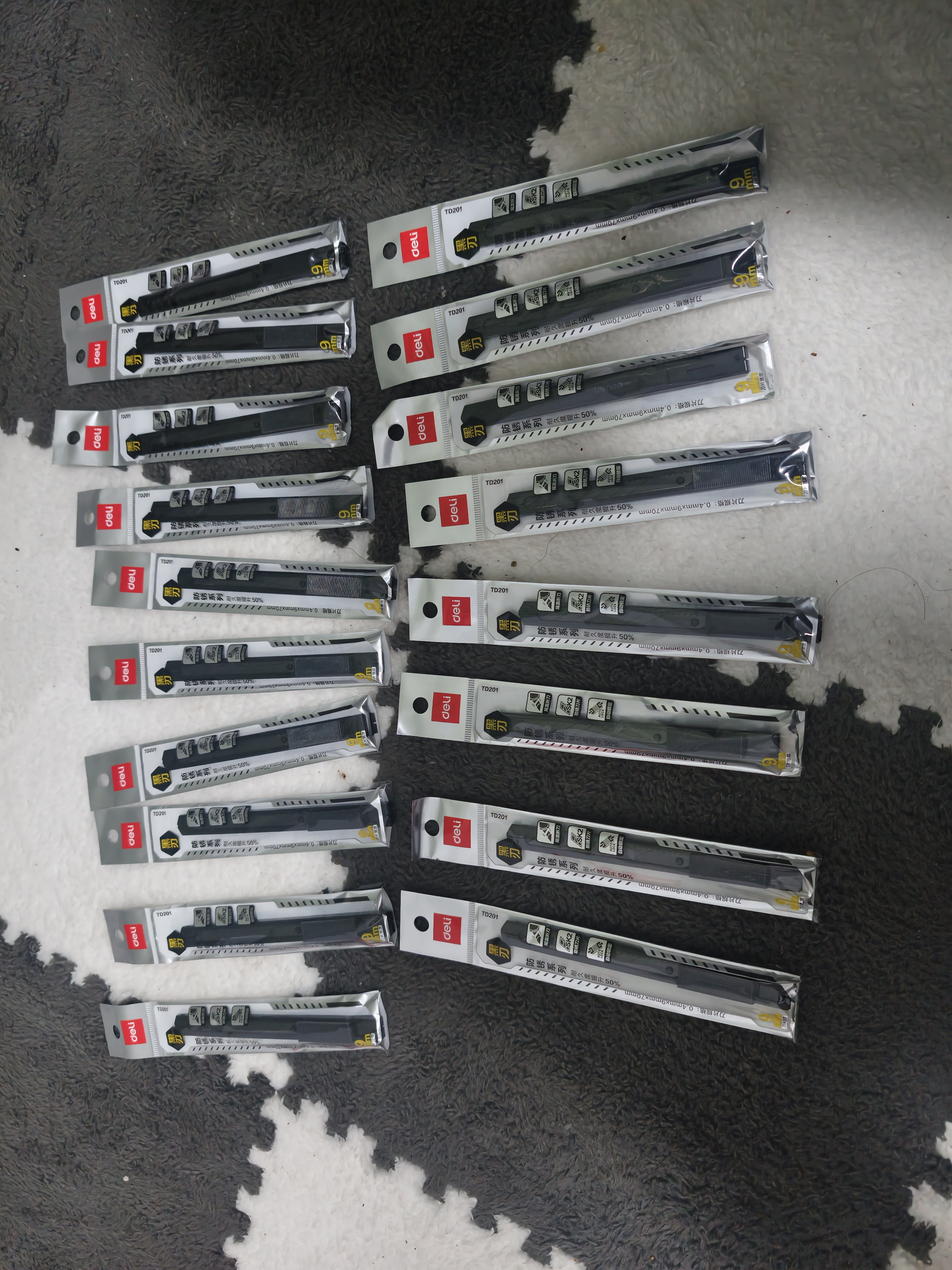 得力（deli）小号美工刀/裁纸刀小刀黑刃防锈工艺金属外壳文具刀办公用品家用30°刀片 TD201 实拍图