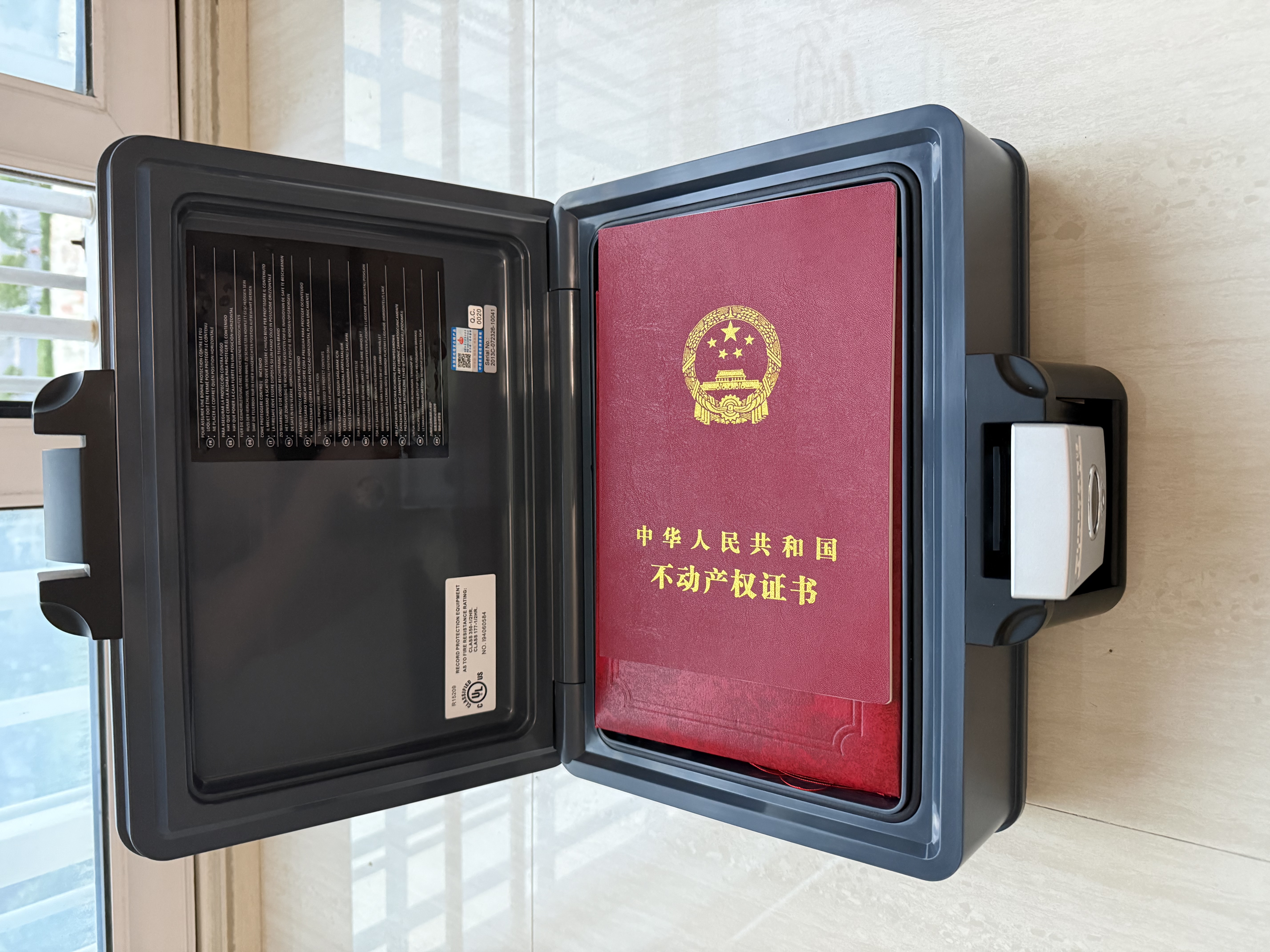 盾牌防火保险箱家用小型美标UL防火认证防水2013款保险柜手提办公财务证件文件收纳上翻式耐高温夹万 2013C小号灰蓝-存放B5尺寸-钥匙锁 【美国UL防火30分钟认证】-SGS防水功能 实拍图