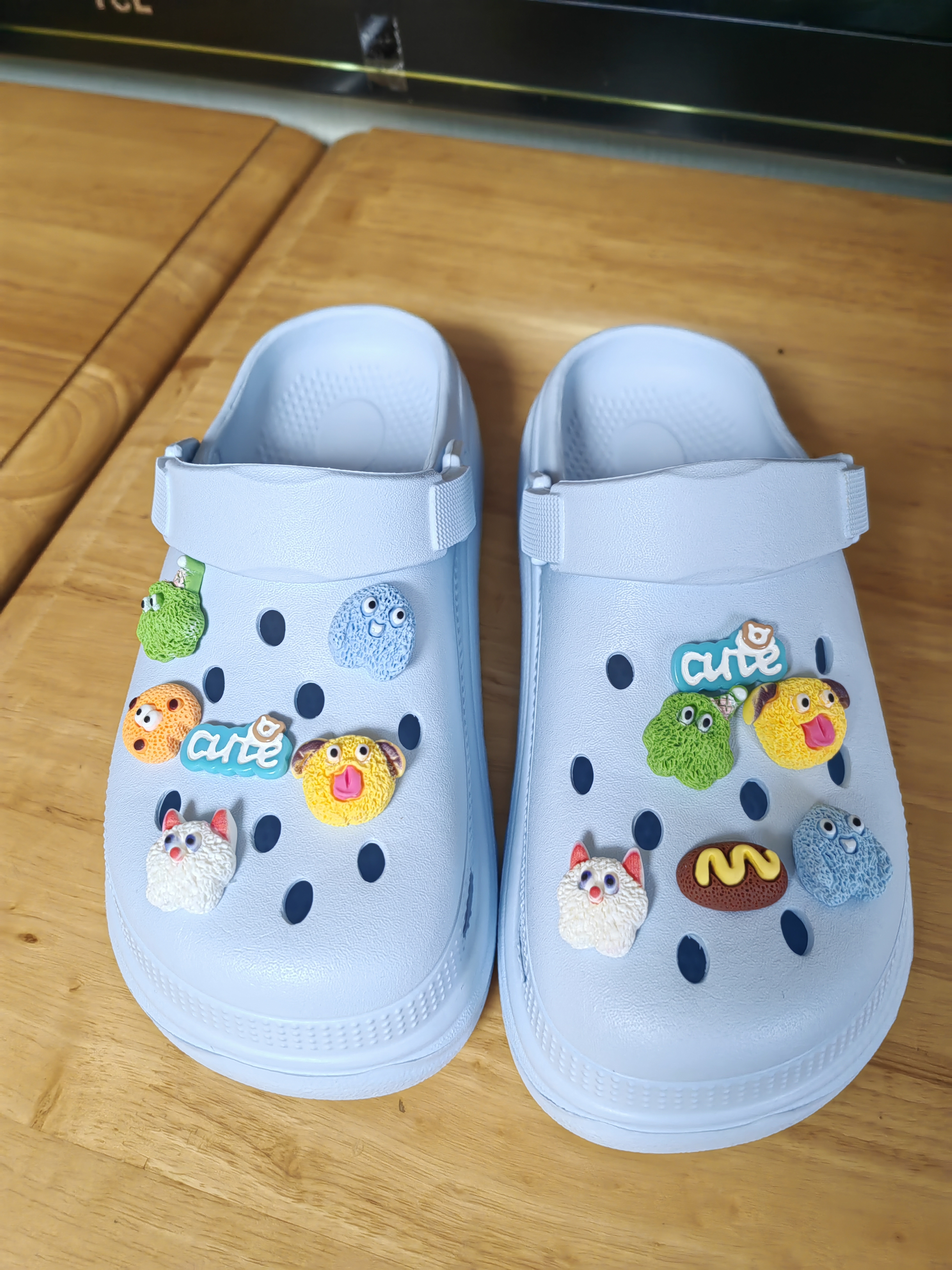 名创优品（MINISO）洞洞鞋女款夏季户外穿eva防滑防臭可DIY沙滩鞋增高凉拖鞋女士 天空蓝+可爱怪兽 36-37 实拍图