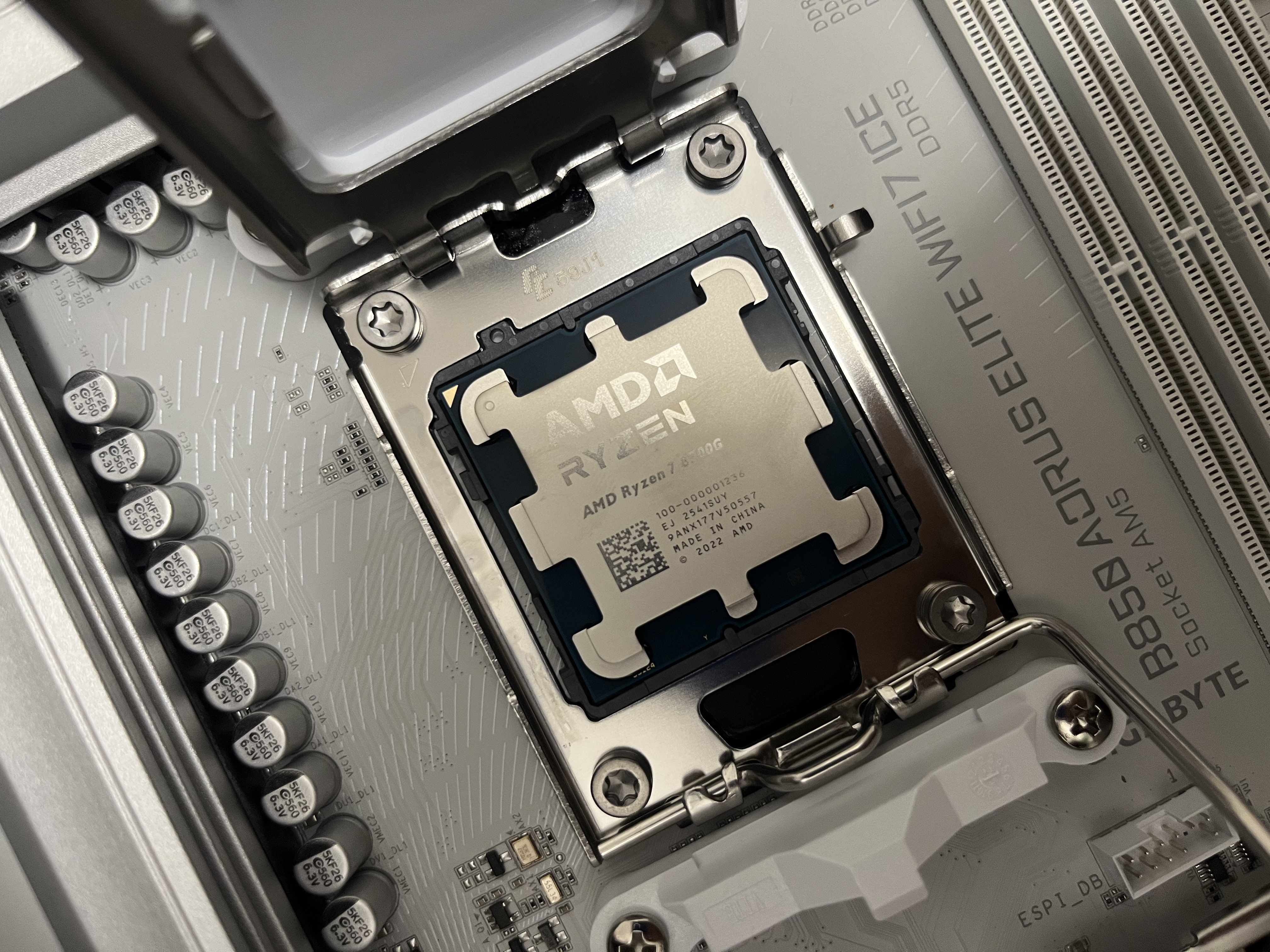 AMD锐龙7 8700G处理器 8核16线程 内置NPU支持AI 含Radeon Graphics集显盒装CPU畅玩打瓦/三角洲/CSGO 实拍图