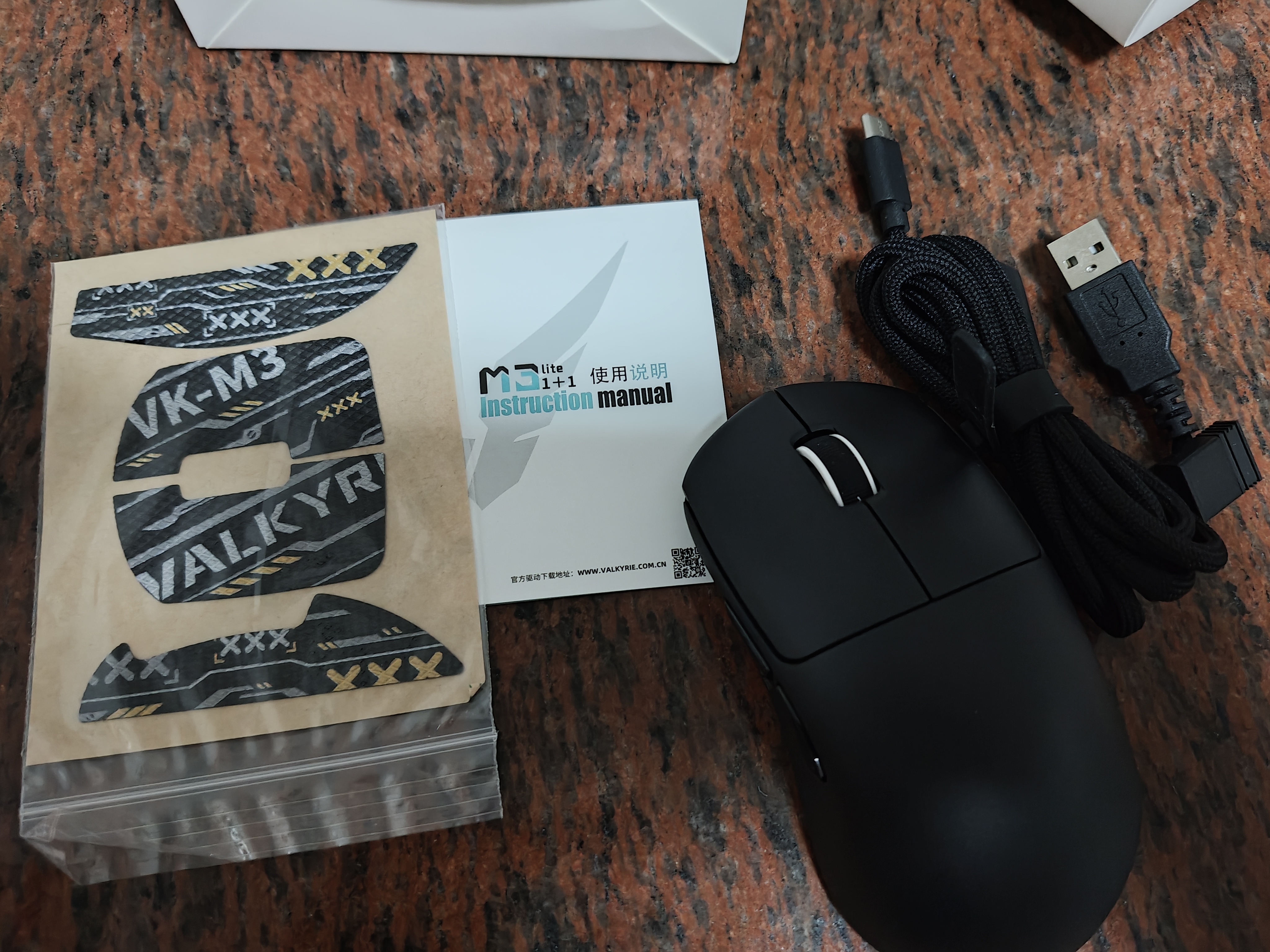 瓦尔基里（VALKYRIE）VK M3 有线/2.4G/蓝牙三模电竞鼠标 8K无线接收器 40g轻量化 对称收腰电竞鼠标618 VK M3 Lite 黑+防滑贴 实拍图