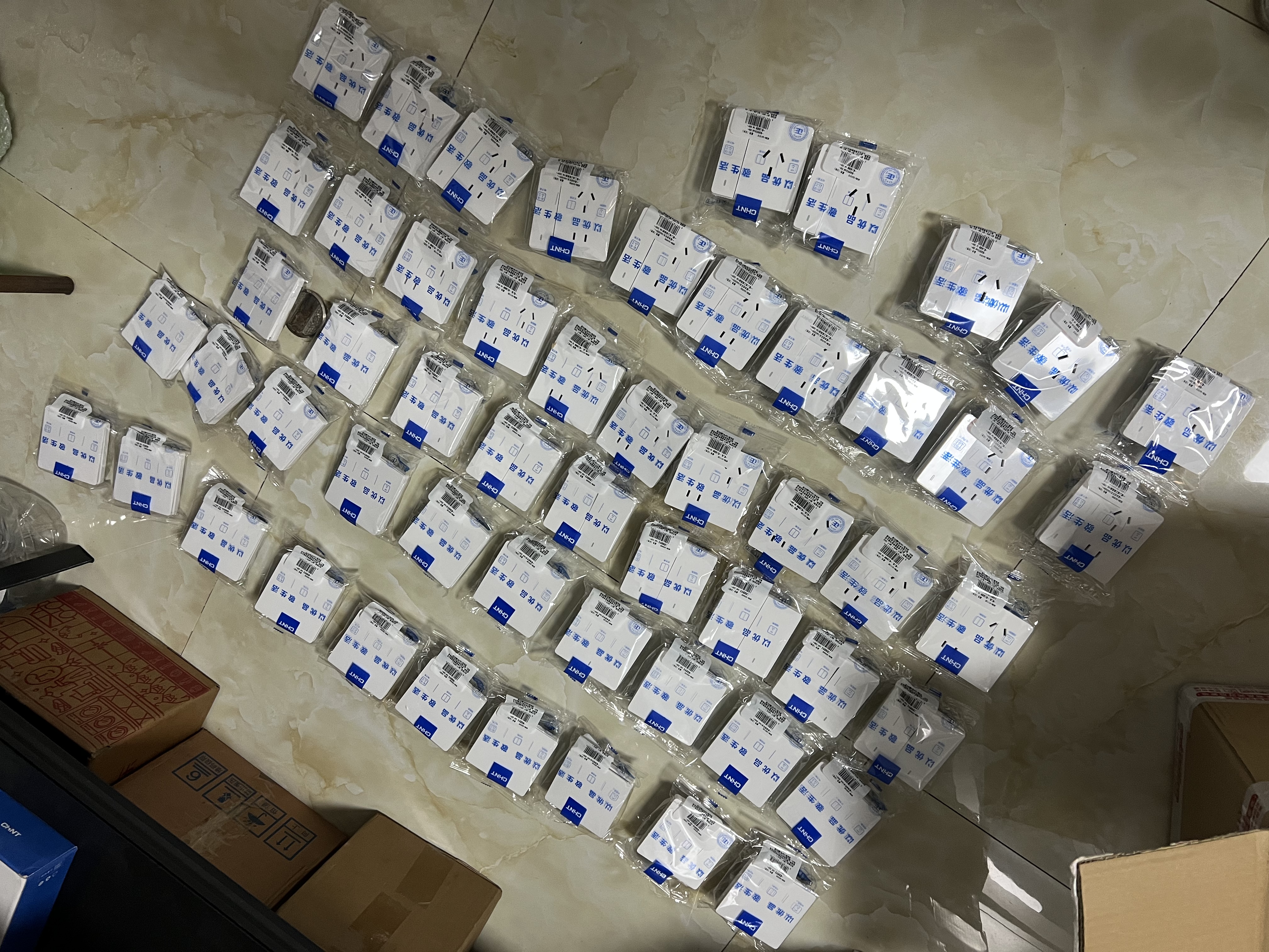 正泰（CHNT）开关插座 家用86型五孔墙壁面板暗装电源插座 电工推荐7M 优雅白 斜五孔10A 实拍图