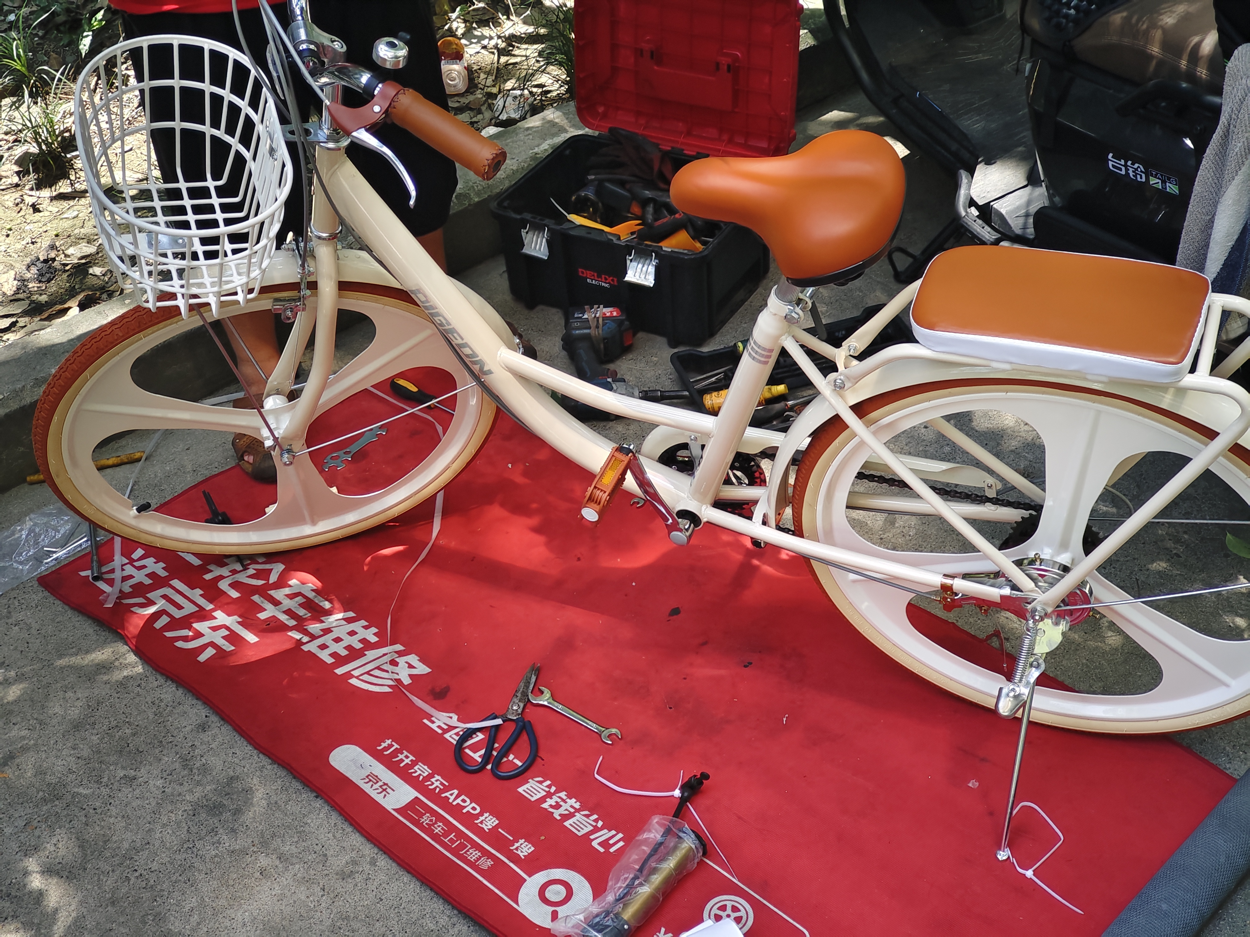 飞鸽（FG FLYING PIGEON）自行车成人通勤车自行车学生单车成人自行车通勤自行车女士自行车 豪华奶油米|6速|一体轮+礼包 26寸适合160-185cm 实拍图