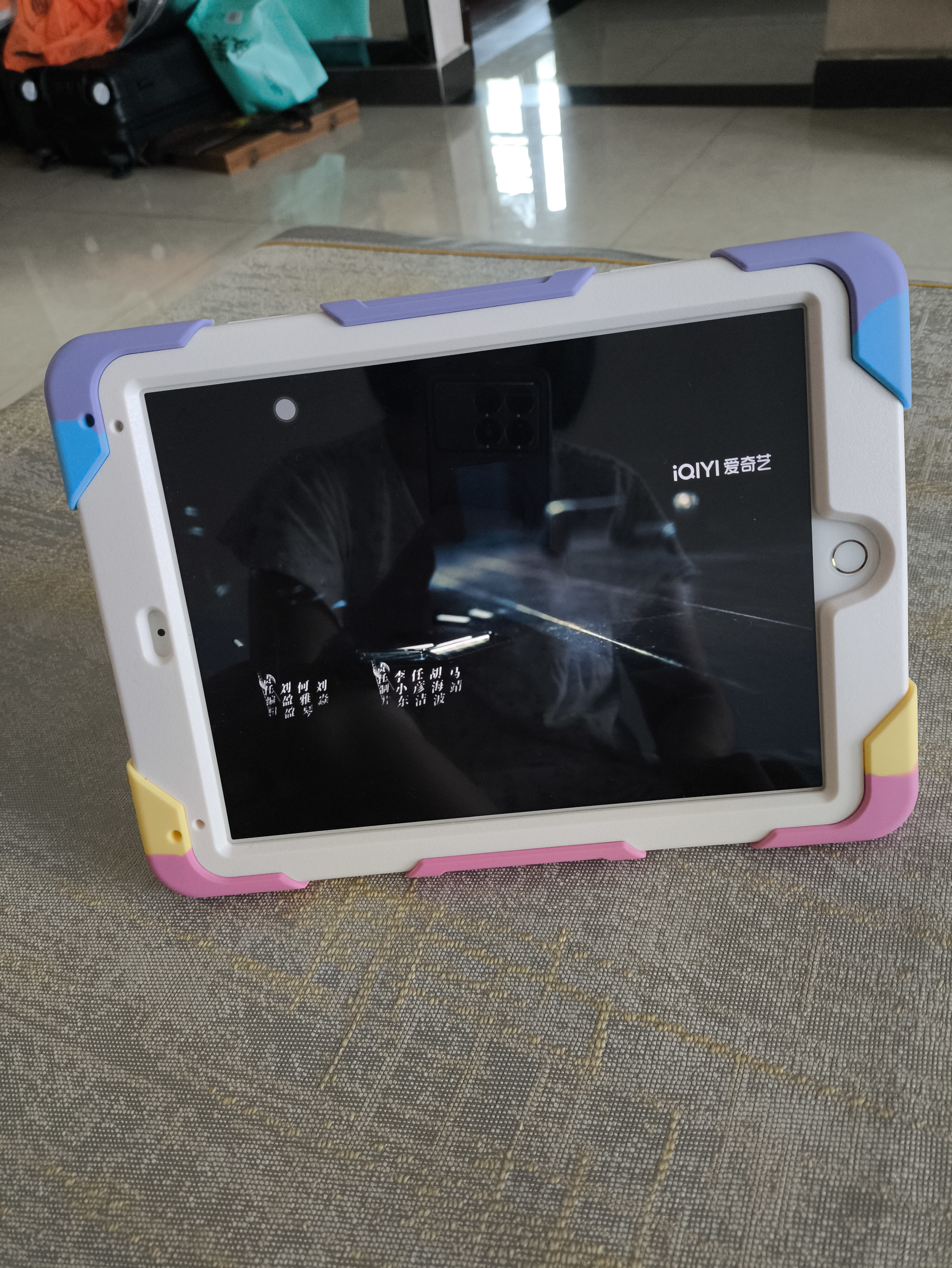 ROISKINRoiskin苹果平板ipadair5保护套带笔槽第9/10代mini6/5保护壳防摔pro11英寸2024Air6带旋转支架13 炫彩粉 钢化膜+触屏笔+随机贴纸 【9.7英寸】ipa 实拍图