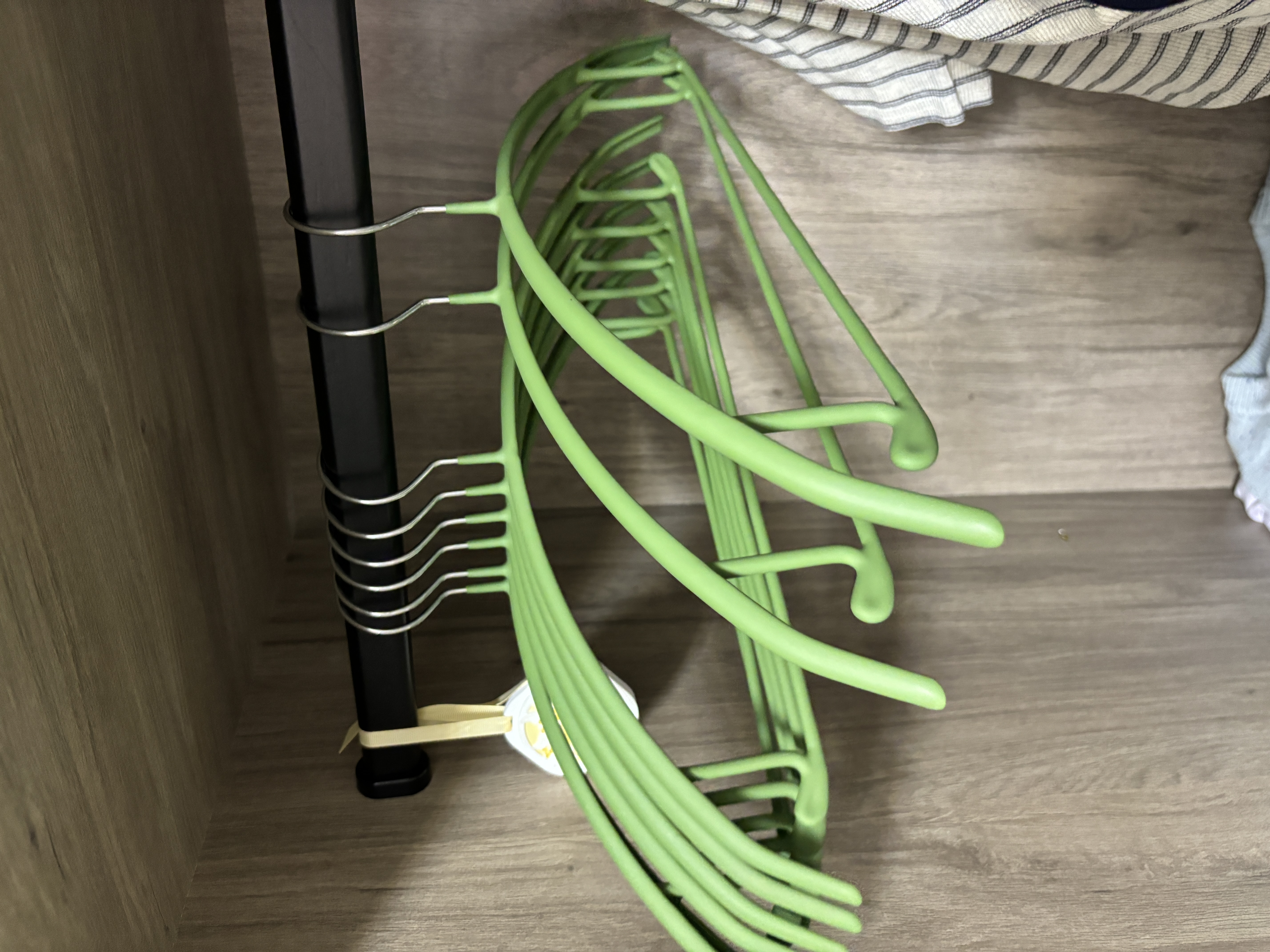 范爷家树脂衣架无痕防肩角10个装家用挂衣毛衣衣撑子不鼓包晾衣衣服架晒衣架子 实拍图
