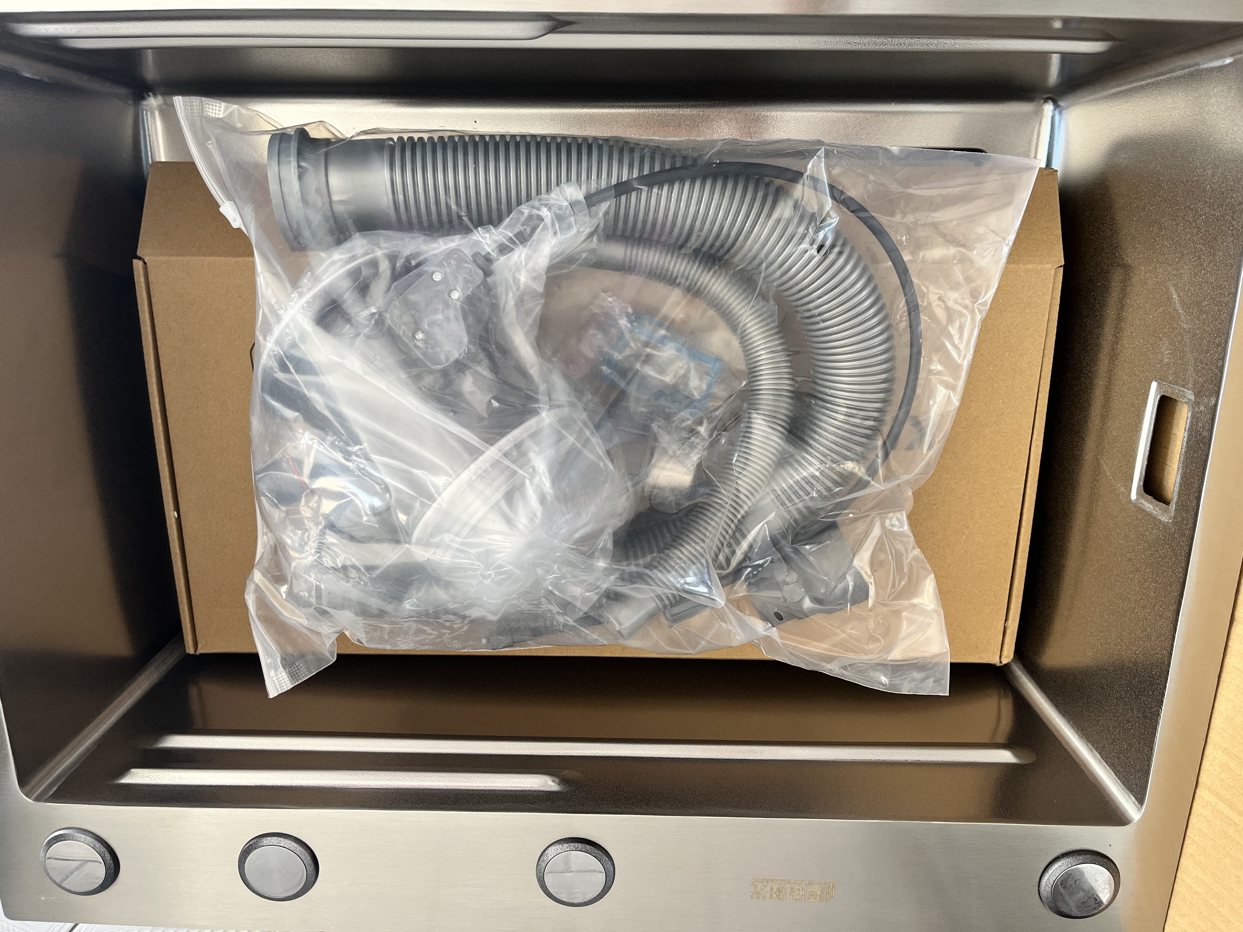 摩恩阳光系列厨房水槽大单槽洗菜盆一体盆304不锈钢台上中下家用洗碗水池 四孔火山纹集渣银色水槽-圆形抽拉顶配 60*46CM 实拍图