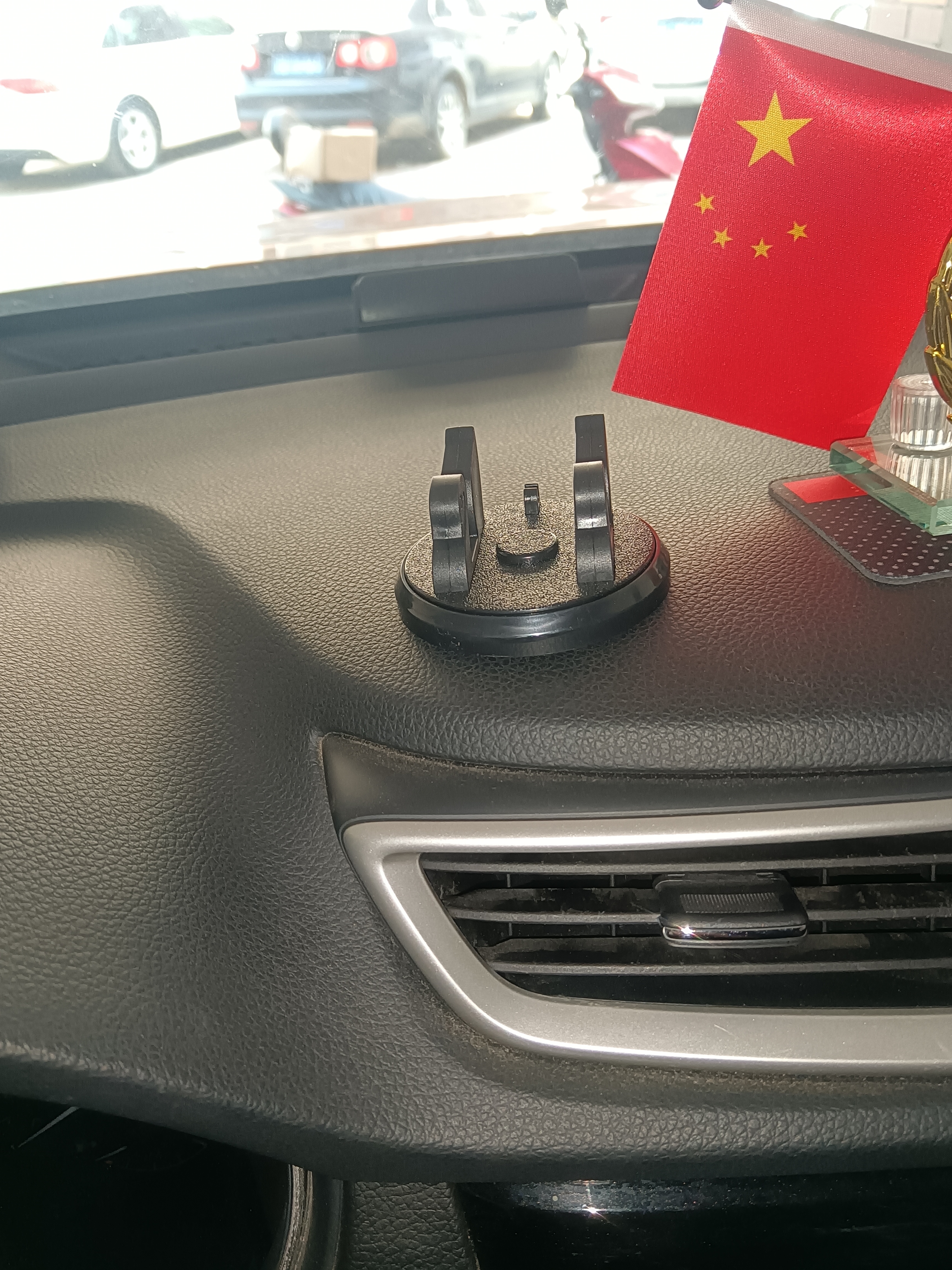 车载手机支架 车内用吸盘式手机架横屏导航支撑架 万能通用型汽车中控仪表台手机座夹粘贴式 天鹅手机架【可360度旋转，可横放可竖放】 实拍图