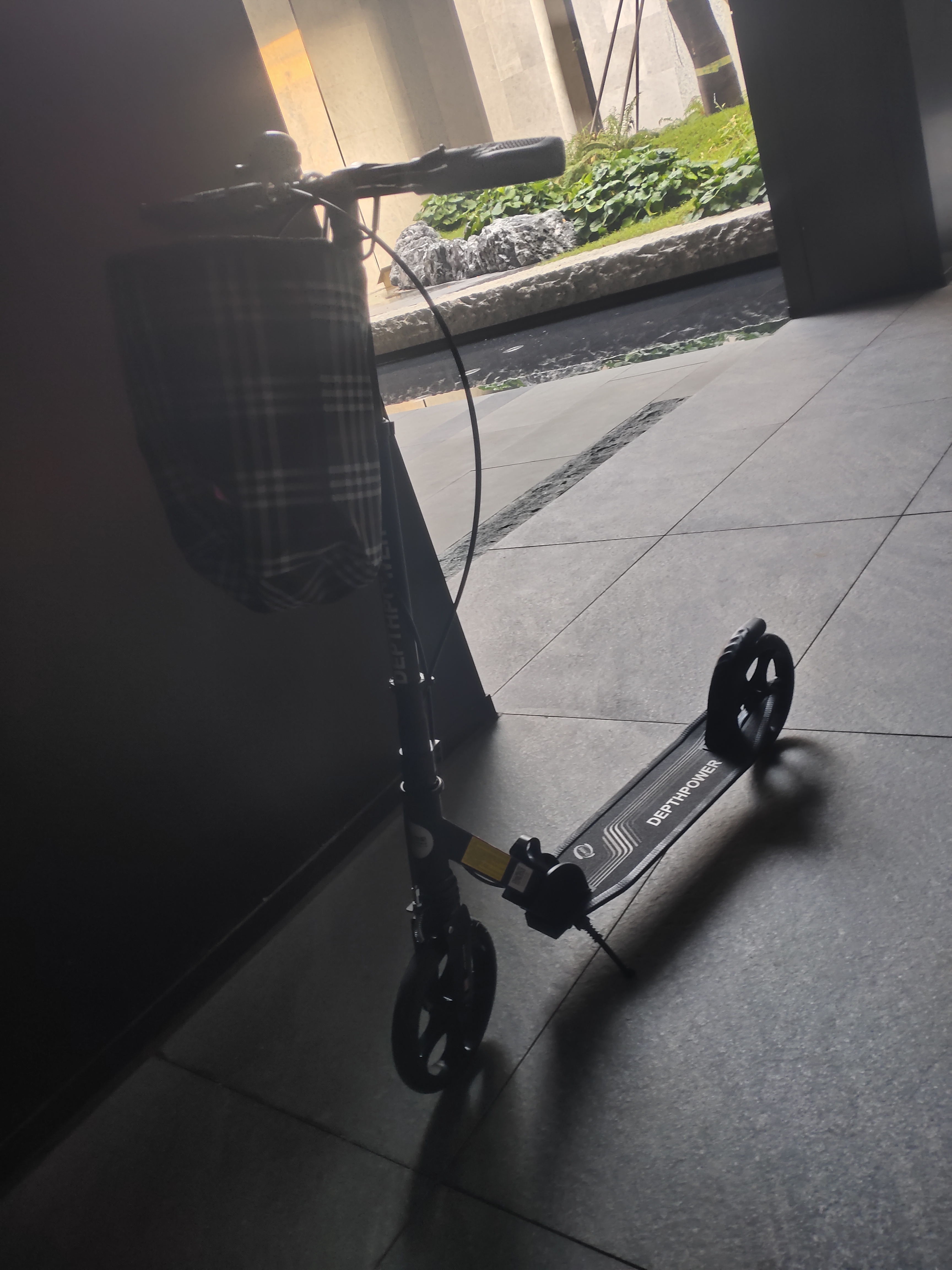 帝百伦 代步滑板车成人儿童两轮滑板车中大童6-10-14岁两轮踏板车平衡车 26款三刹车黑色【减震+一键折叠+车筐铃铛工具】 实拍图