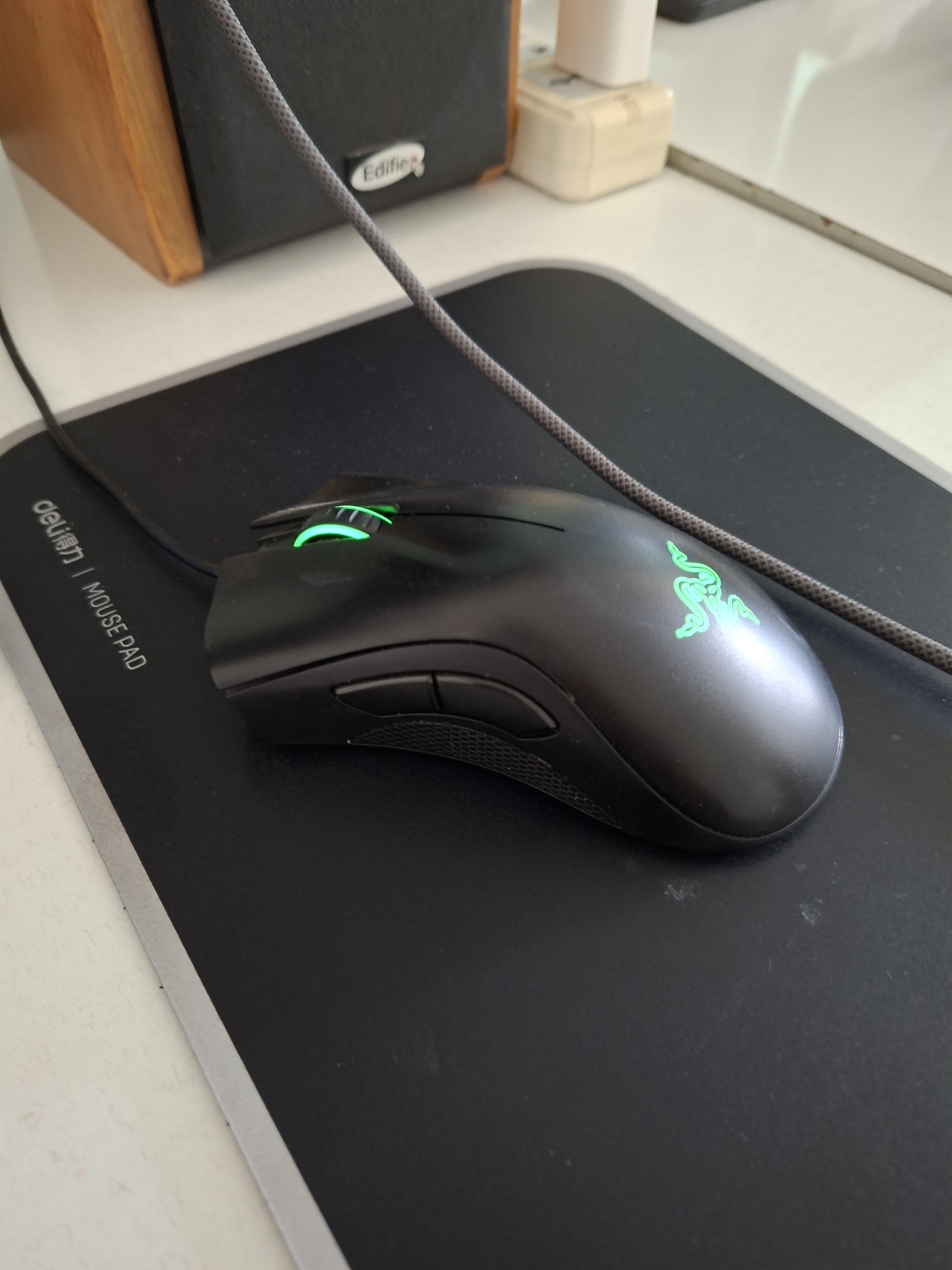 雷蛇（Razer）炼狱蝰蛇标准版有线鼠标 人体工学 电竞游戏 右手通用型 吃鸡/LOL/CSGO游戏鼠标 黑色 实拍图