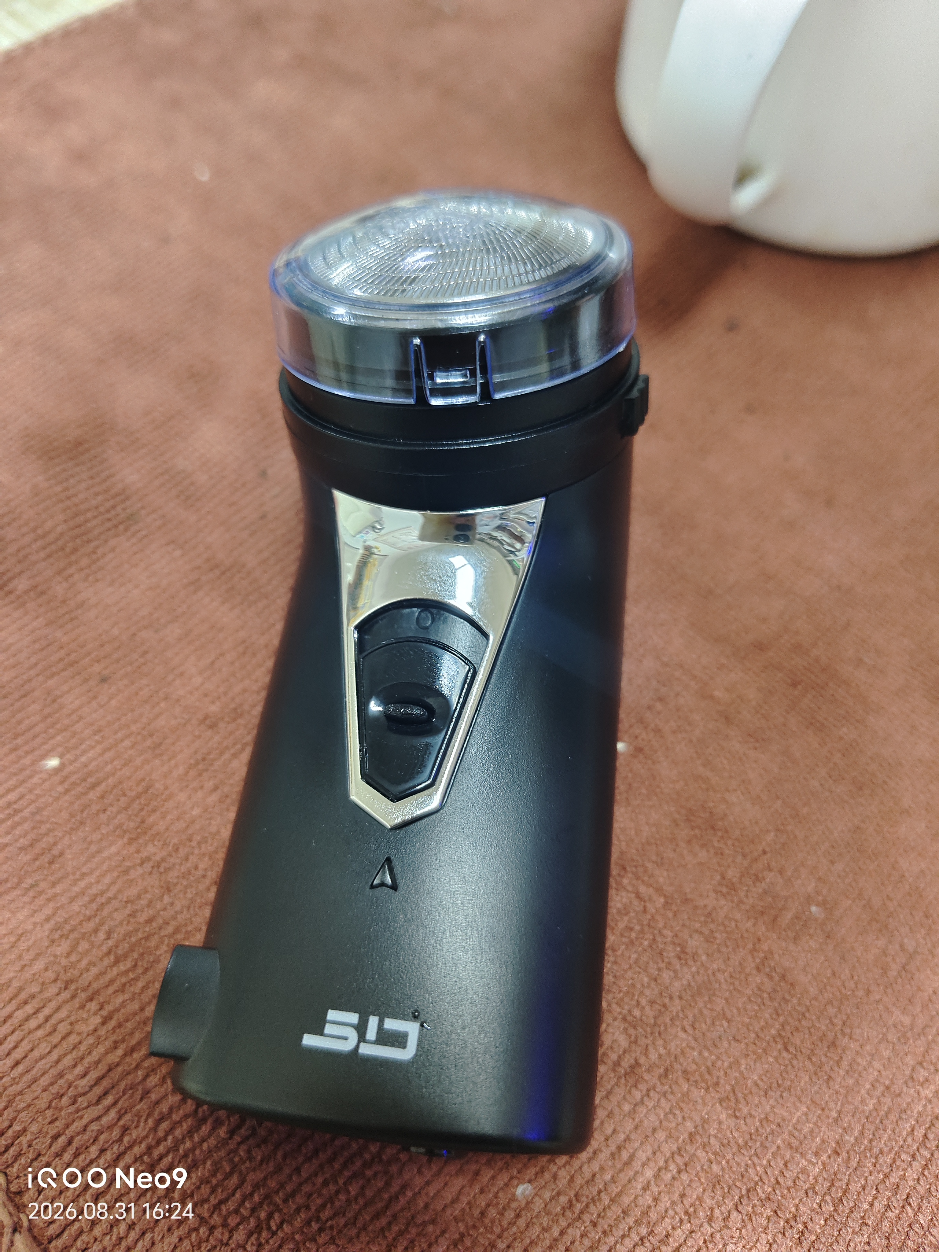 超人（SID）剃须刀便携式单刀头充电动男士刮胡刀长须修剪器车载旅行剃须刮胡刀浓密胡须可剃节日送礼 SA70【带鬓角修剪器|内置充电插头】 实拍图