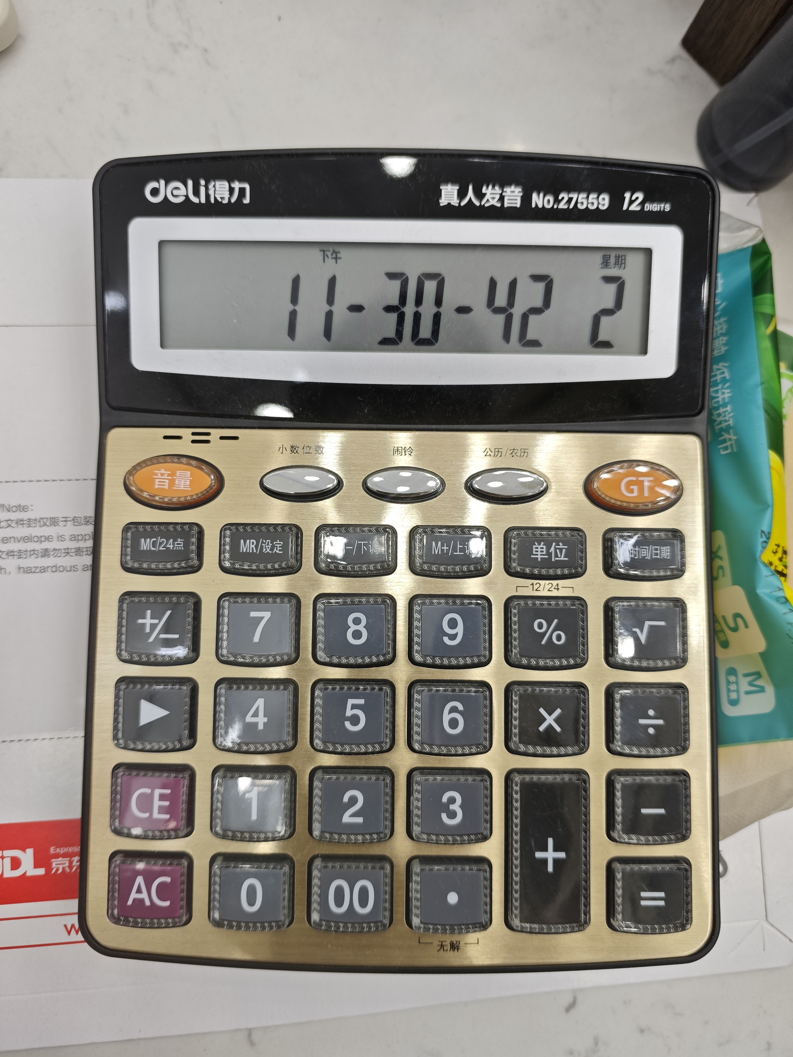 得力（deli）大屏金色面板语音计算器 学生/财务办公 12位显示真人语音计算机 办公文具用品 大号 27559 实拍图