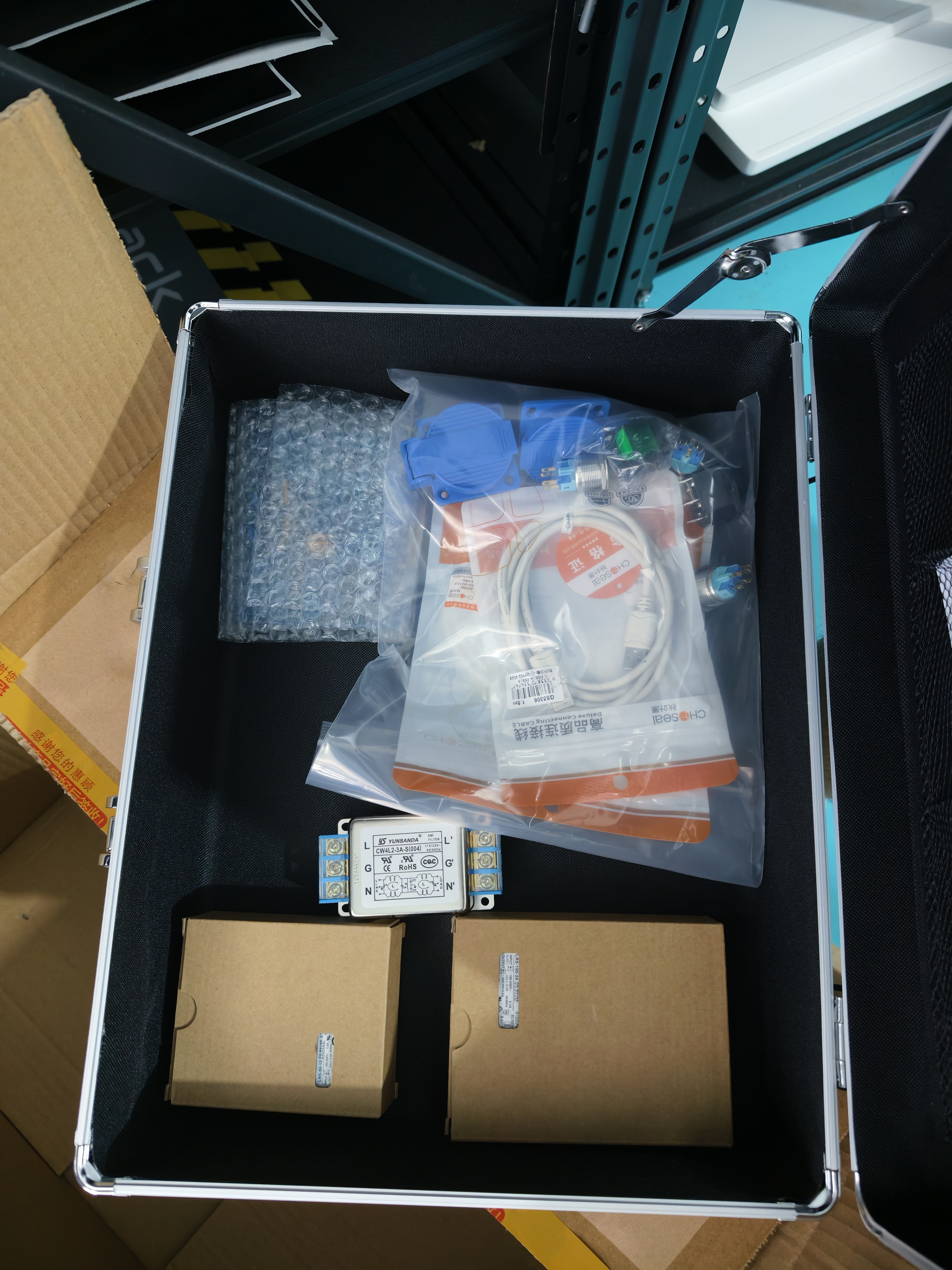 稳斯坦 W7339 带锁铝合金手提箱 手提式双密码工具箱证件收纳盒 黑色空箱(42*32*14) 实拍图