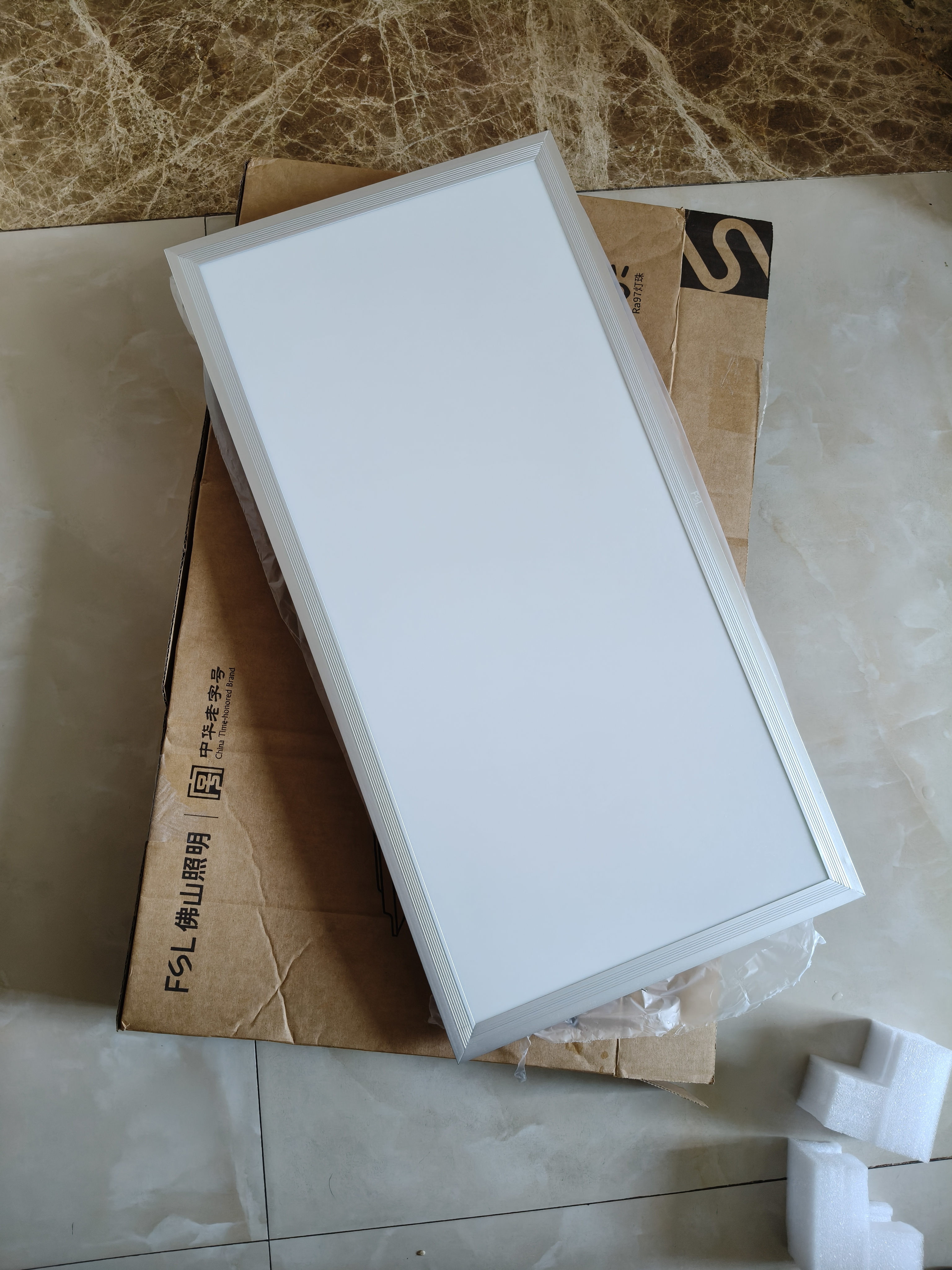 佛山照明（FSL）Ra97全光谱集成吊顶灯led面板灯灯铝扣天花嵌入式平板灯 IP40铝材银色款300*600白光24W 实拍图