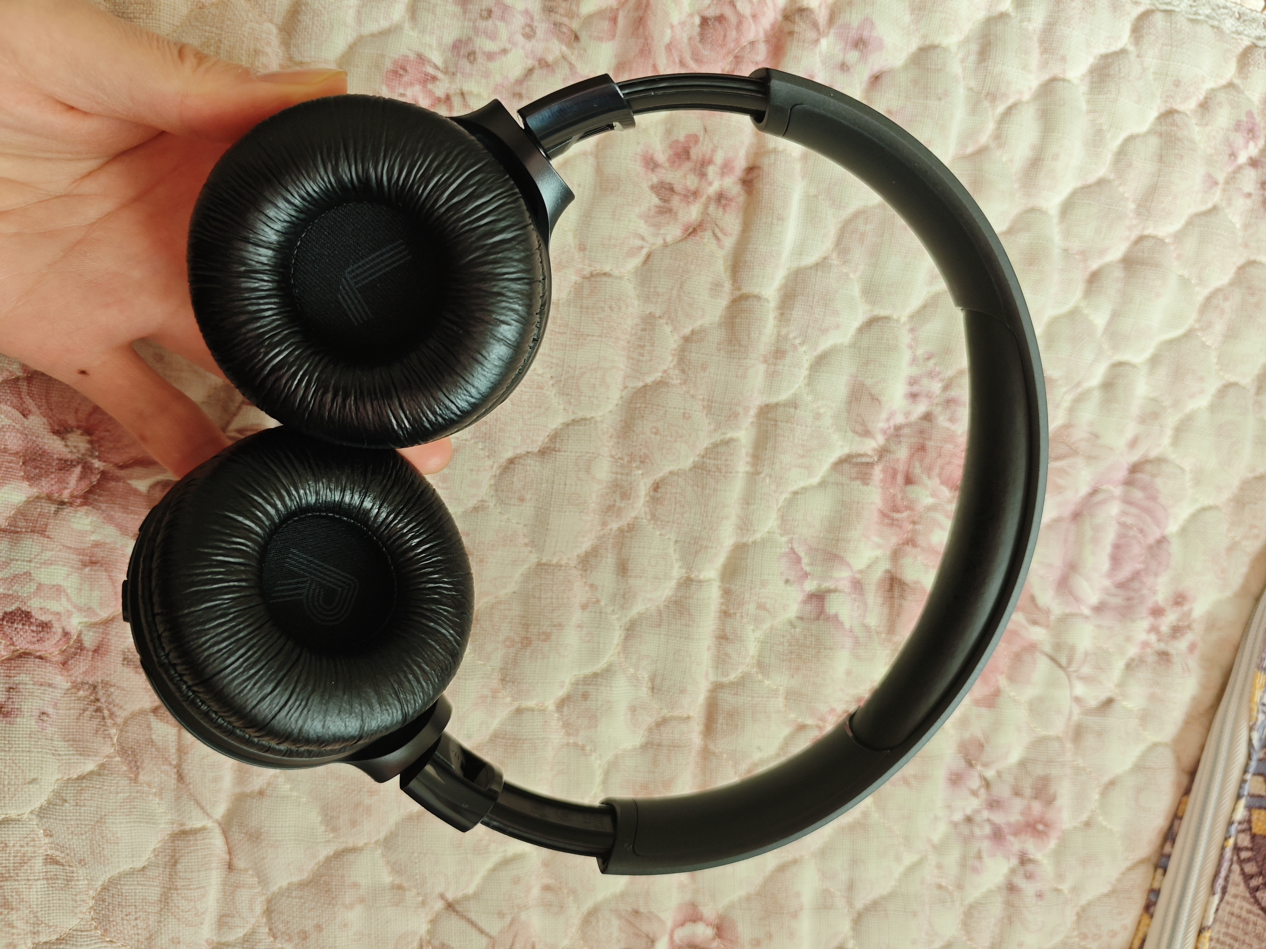 JBL TUNE520BT 头戴式无线耳机 包耳式/压耳式 纯正低频音效 蓝牙5.3 免提通话 音乐游戏网课长续航 TUNE520BT 黑色 压耳式 实拍图