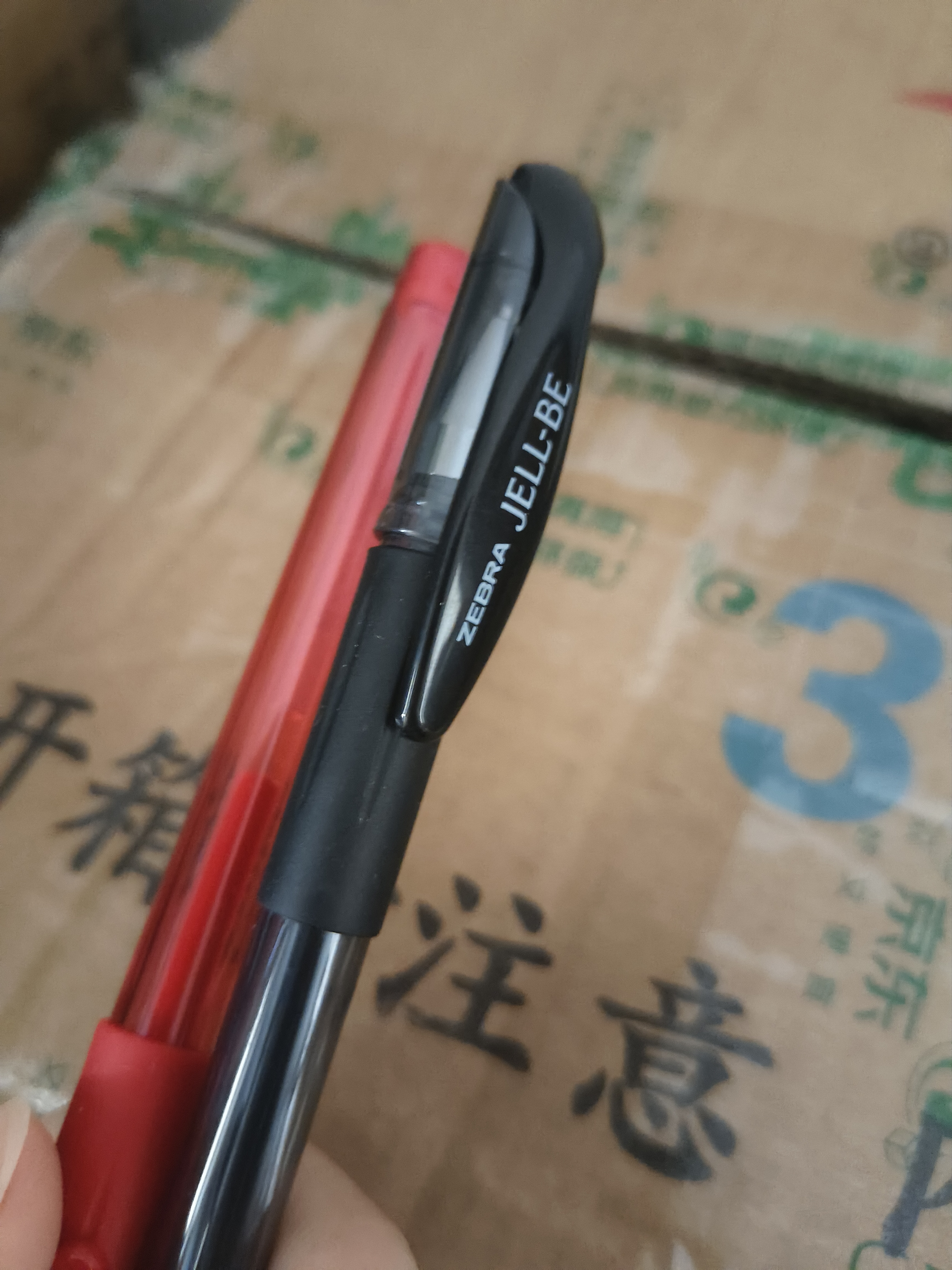斑马牌（ZEBRA）【开学必备】中性笔 0.5mm子弹头签字笔 学生标记笔走珠水性笔 C-JJ100 JELL-BE 黑色 单支装 实拍图