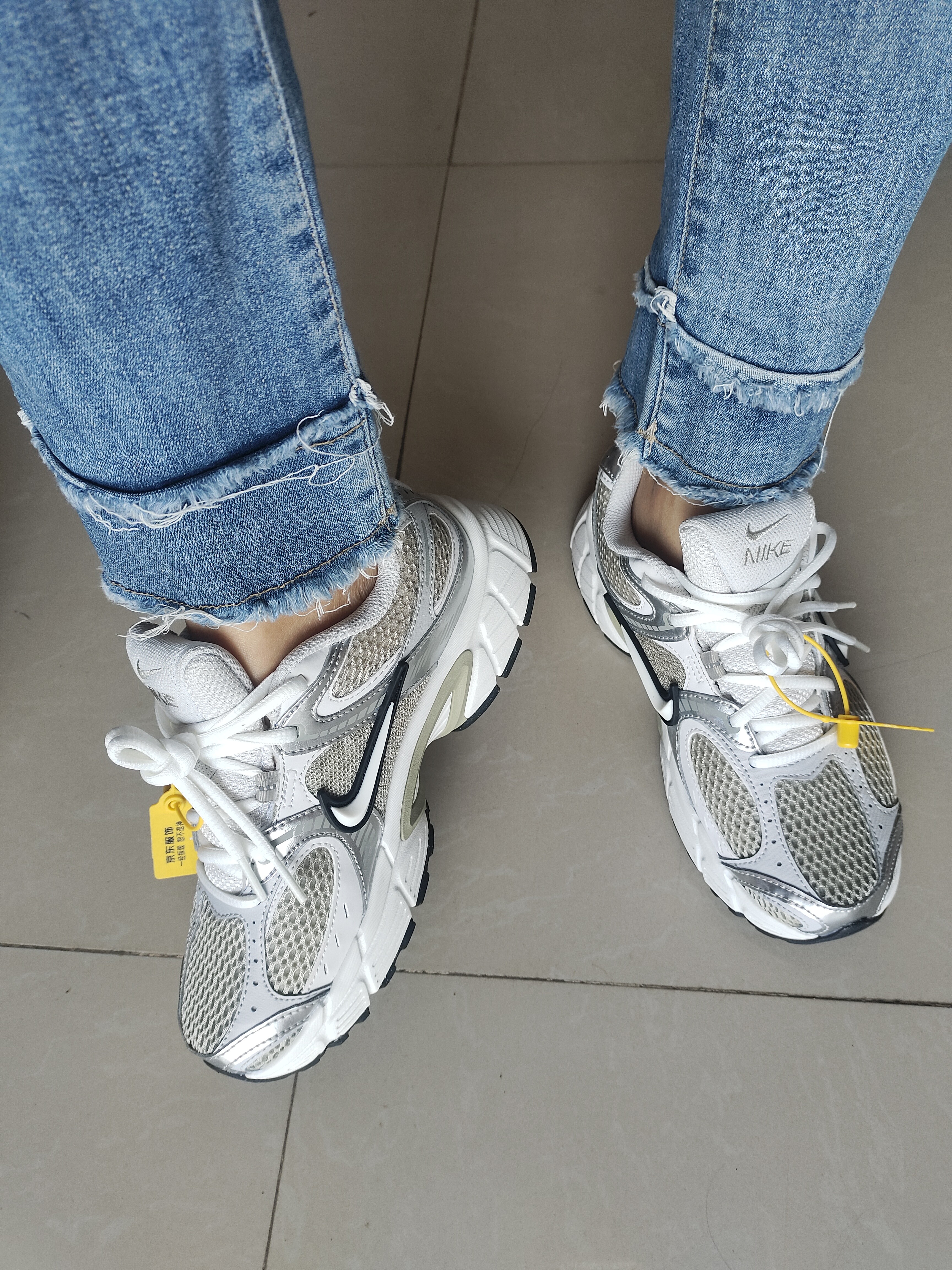 耐克NIKE女子休闲鞋V5 RNR透气运动鞋HQ7901-301绿36.5 实拍图