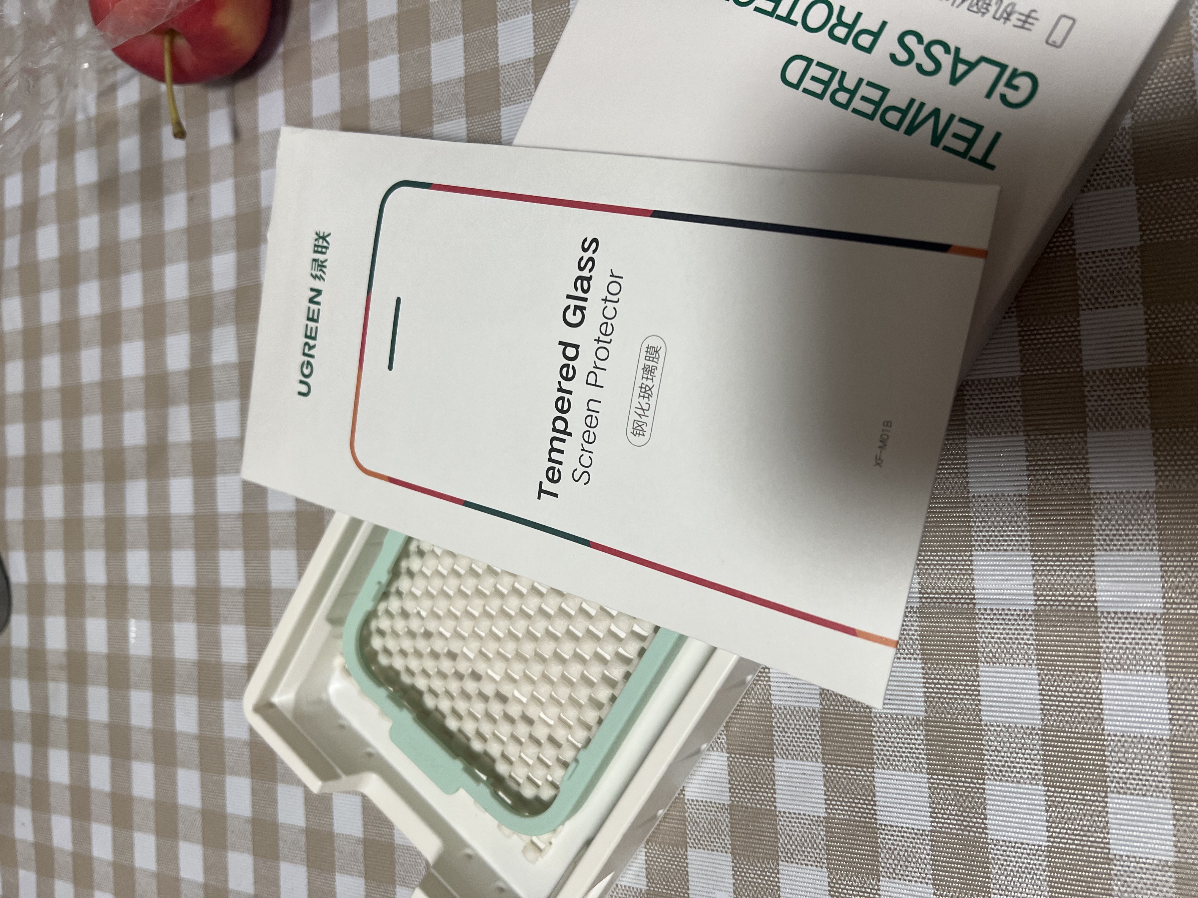 绿联适用iPhone17e/16e防窥钢化膜苹果14/13/13Pro手机膜防偷窥全屏高清无网纹防指纹防摔保护膜 2片装 实拍图